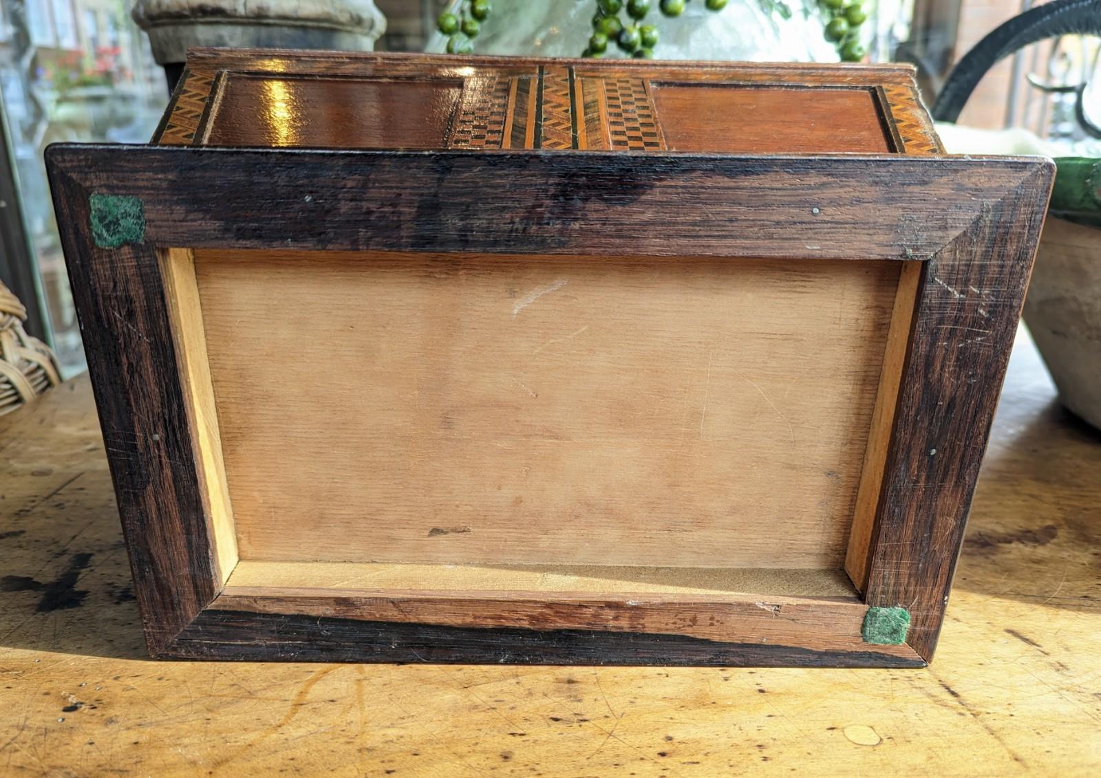 Grande boîte ancienne en marqueterie de bois avec motif décoratif à carreaux en vente 3