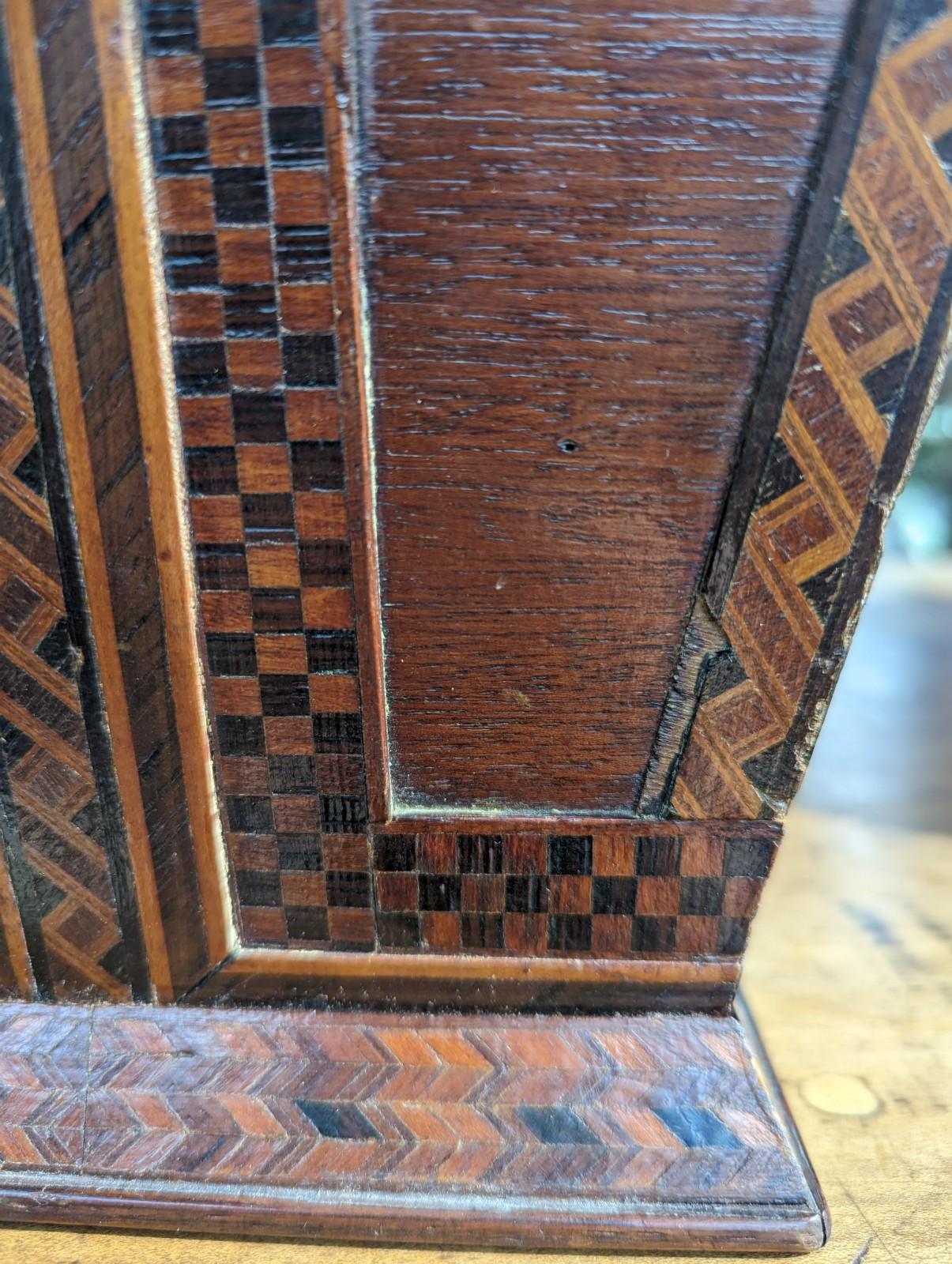 Grande boîte ancienne en marqueterie de bois avec motif décoratif à carreaux en vente 4