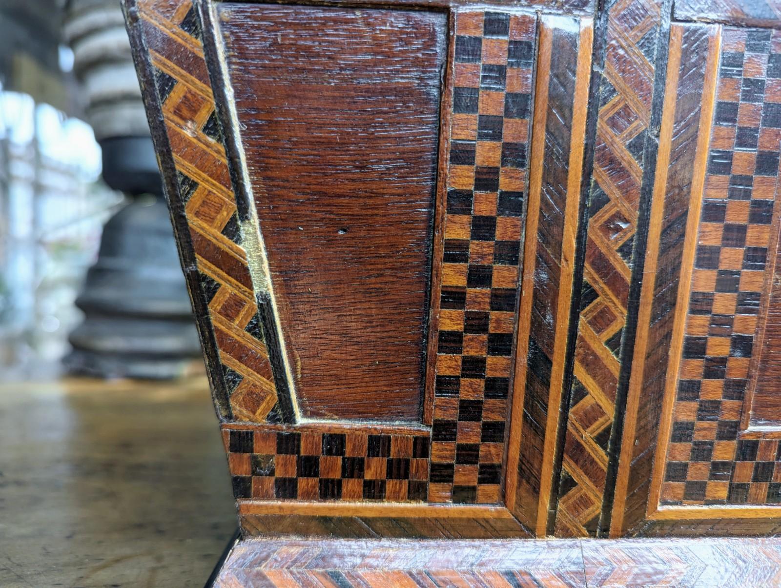 Grande boîte ancienne en marqueterie de bois avec motif décoratif à carreaux en vente 5