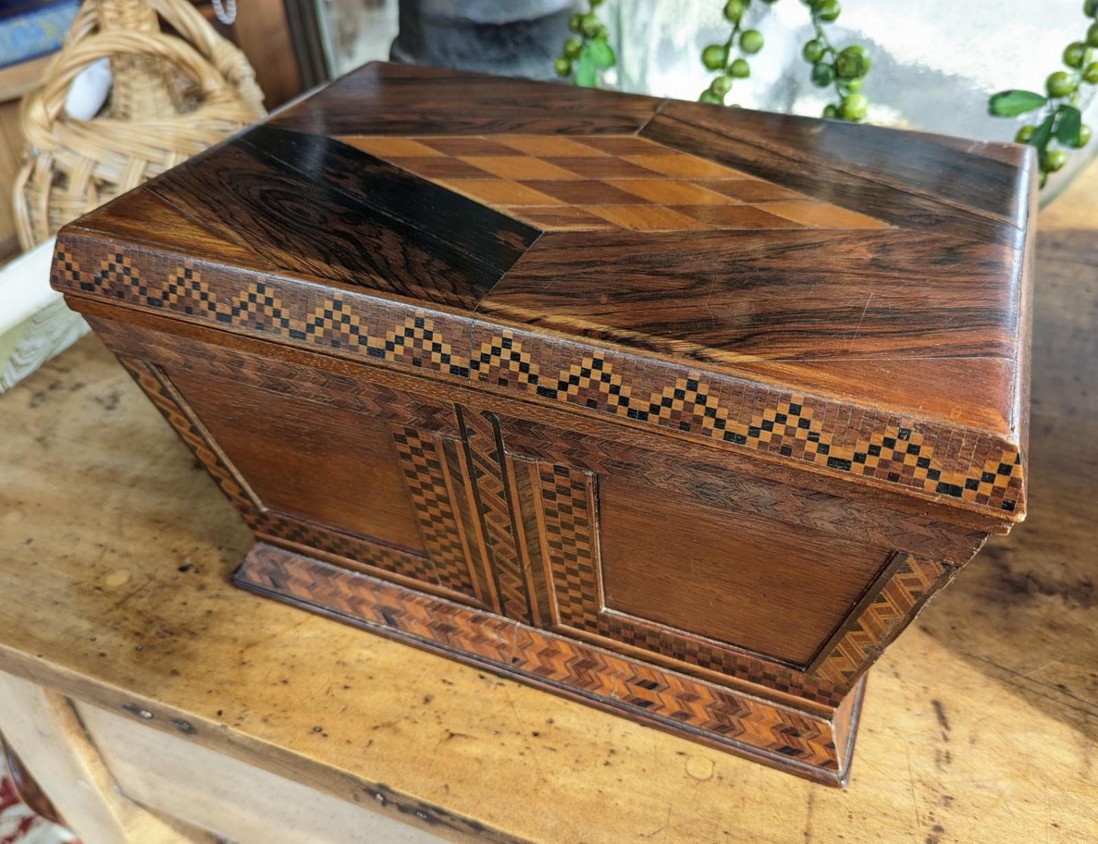 Édouardien Grande boîte ancienne en marqueterie de bois avec motif décoratif à carreaux en vente