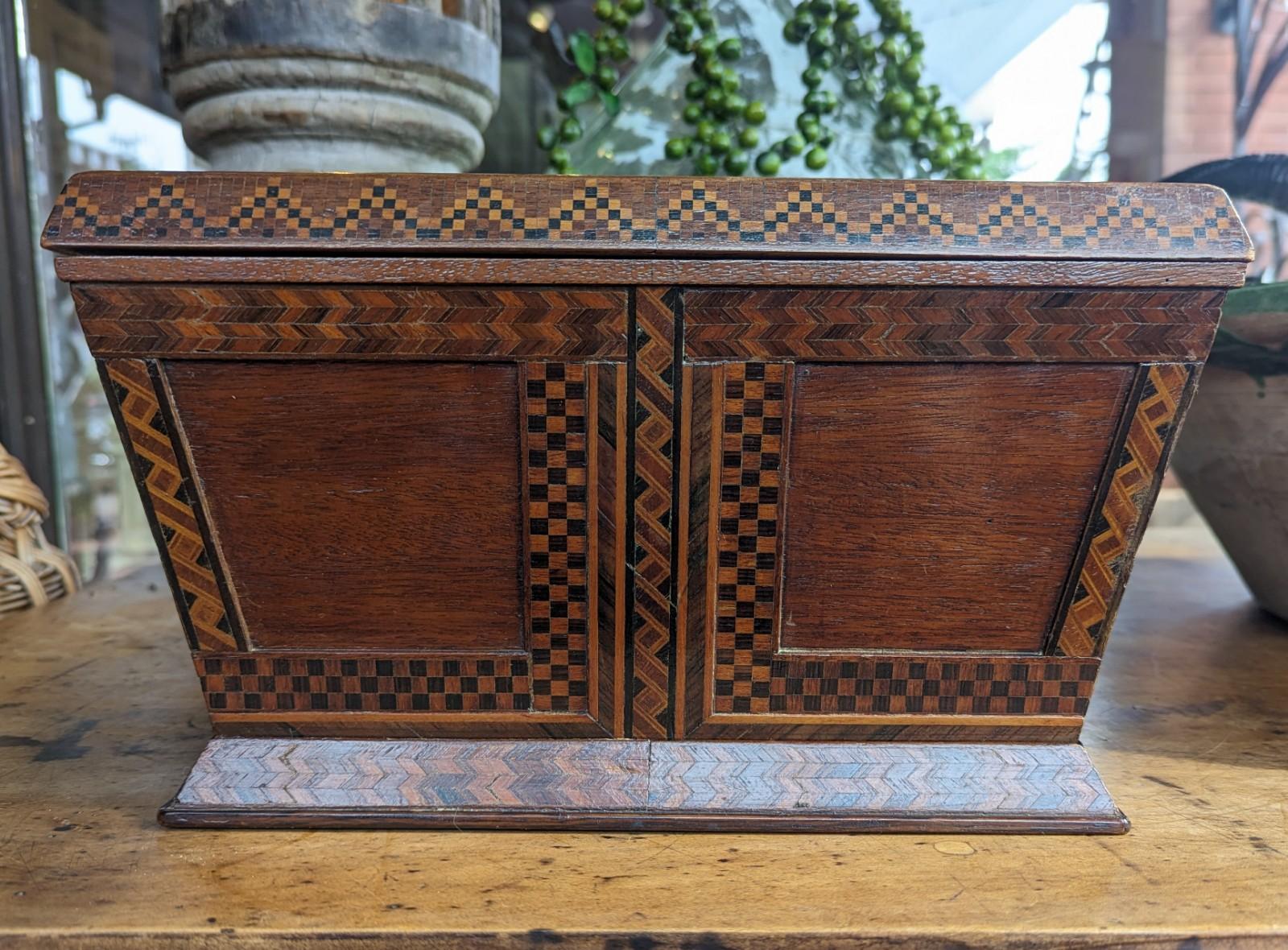 Inconnu Grande boîte ancienne en marqueterie de bois avec motif décoratif à carreaux en vente