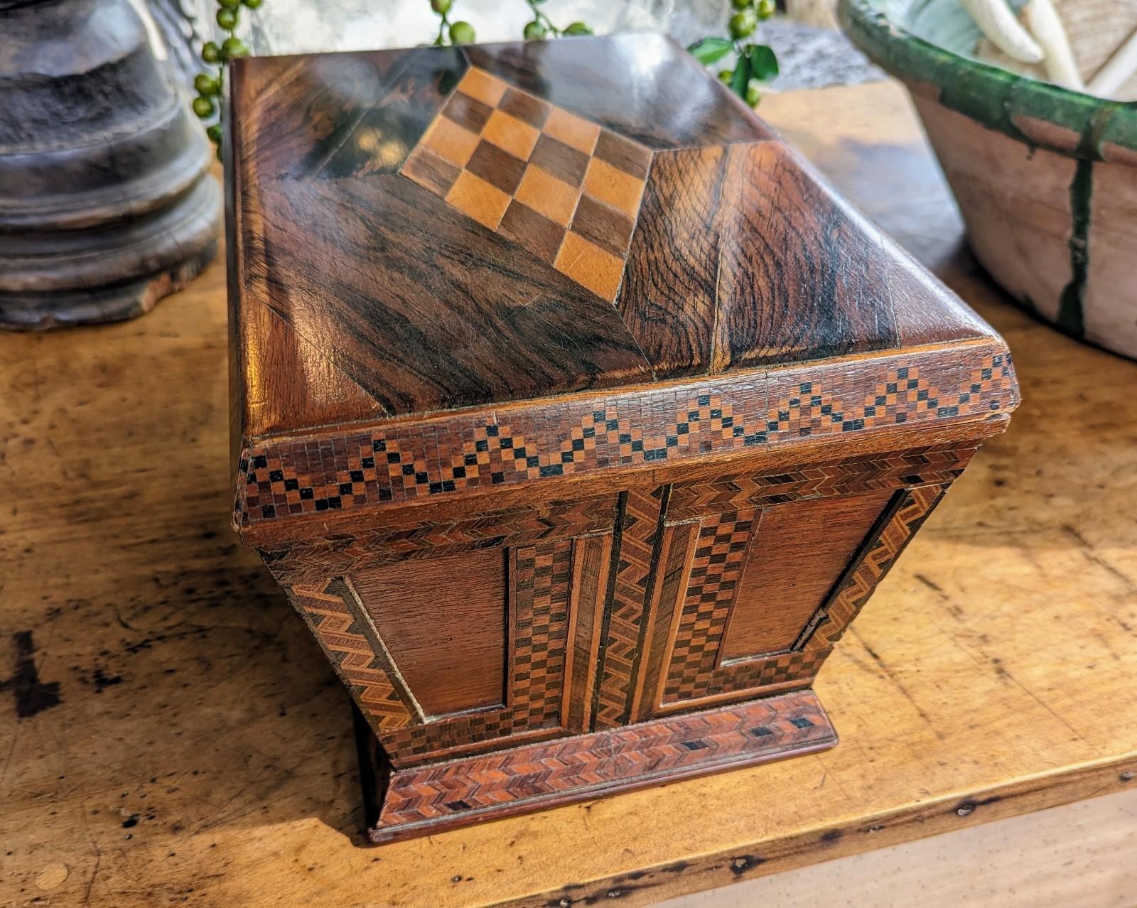 Grande boîte ancienne en marqueterie de bois avec motif décoratif à carreaux Bon état - En vente à Greer, SC
