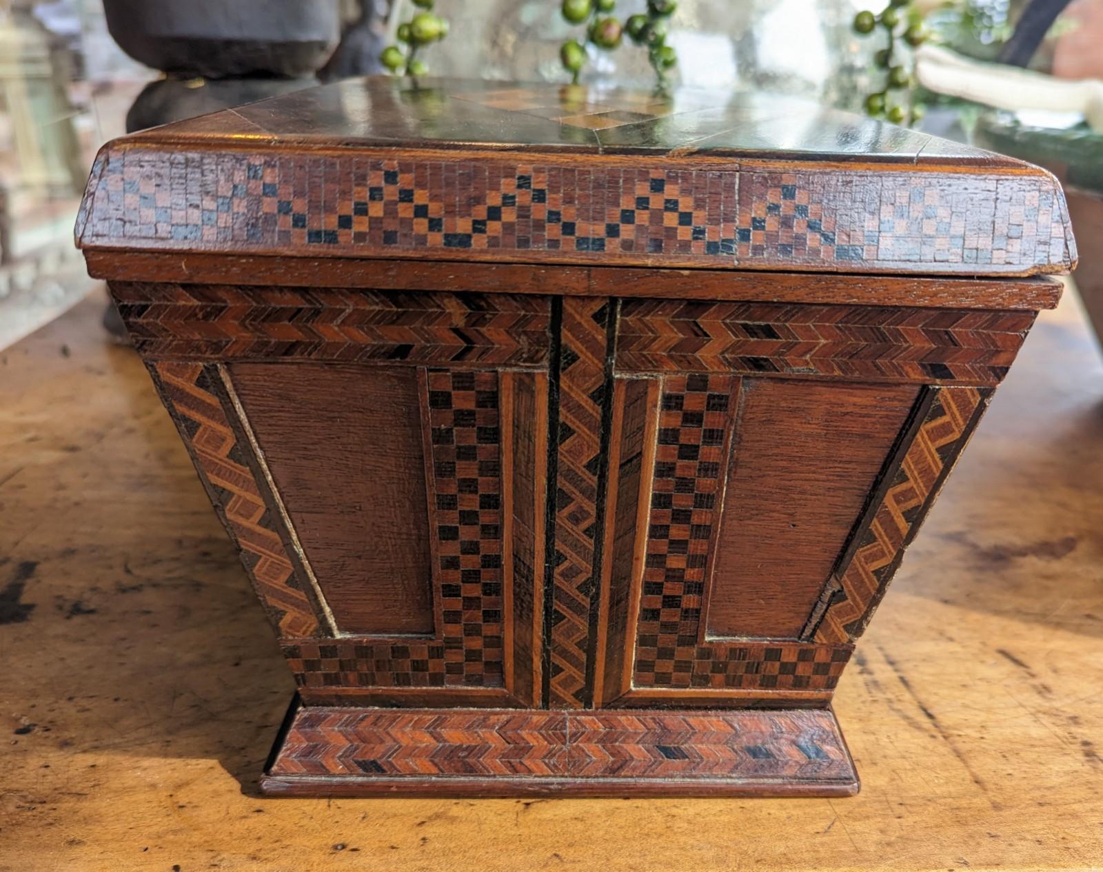 20th Century Antique Large Wood Marquetry Inlay Box with Decorative Checkered Design For Sale