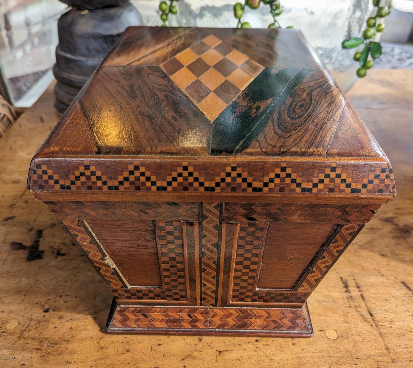 Grande boîte ancienne en marqueterie de bois avec motif décoratif à carreaux en vente 1