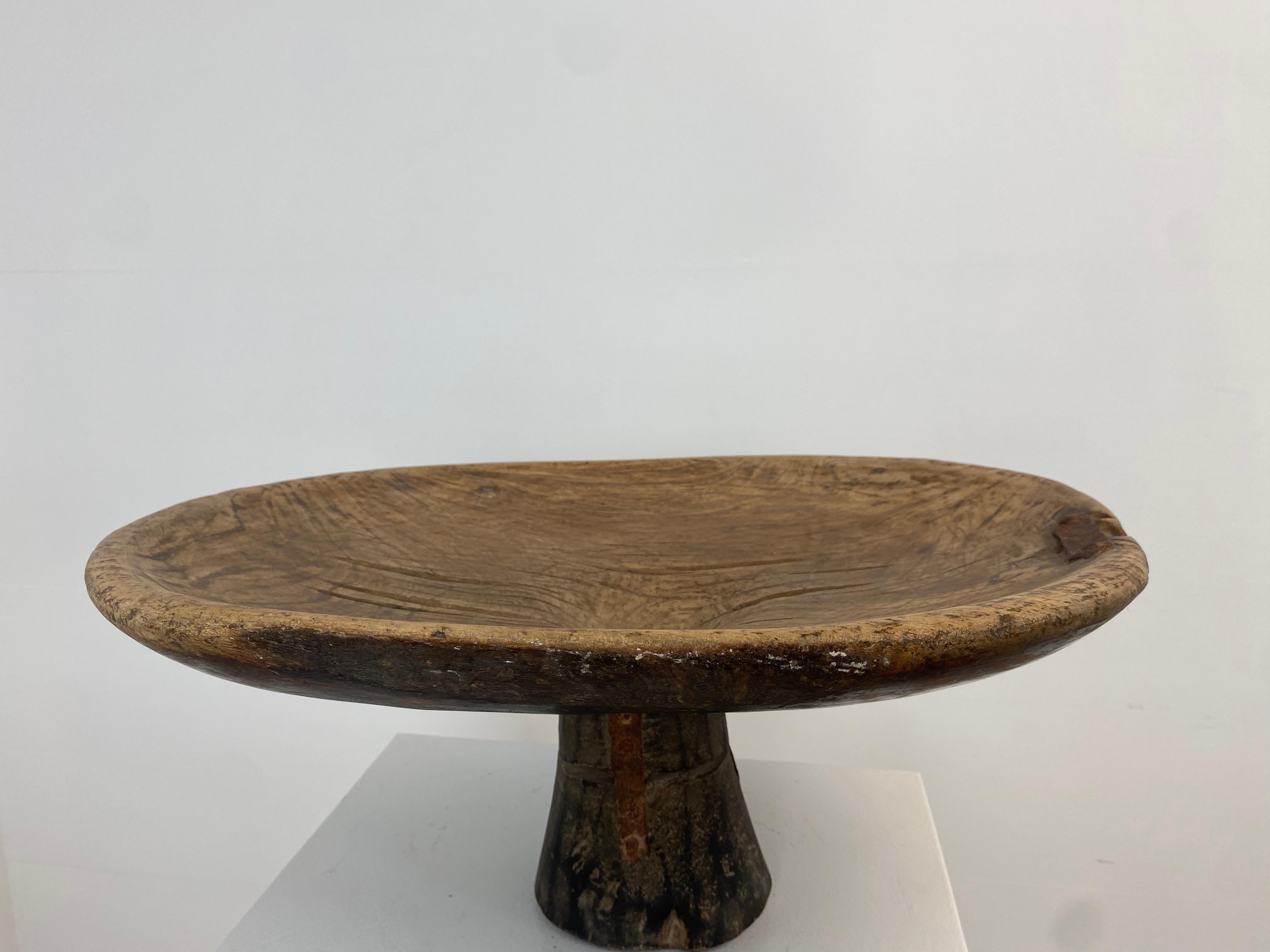 Large and very decorative Wooden Berber Tazza from around 1920,
the wood has a very beautiful old Patina and shine;
there are old metal restorations which give the object an even more 
brutalist aspect,
very decorative object to be used for