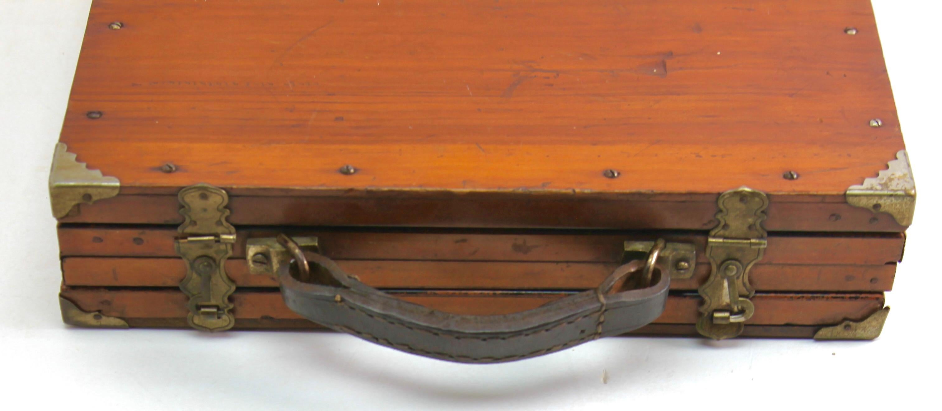 Antiguo gran marco de madera plegable doble para viajar años 1870

Con pátina original en todas las piezas Es posible limpiar o restaurar el aspecto, pero siempre con algún coste para la pátina y el carácter del objeto.

Siempre preferimos dejar