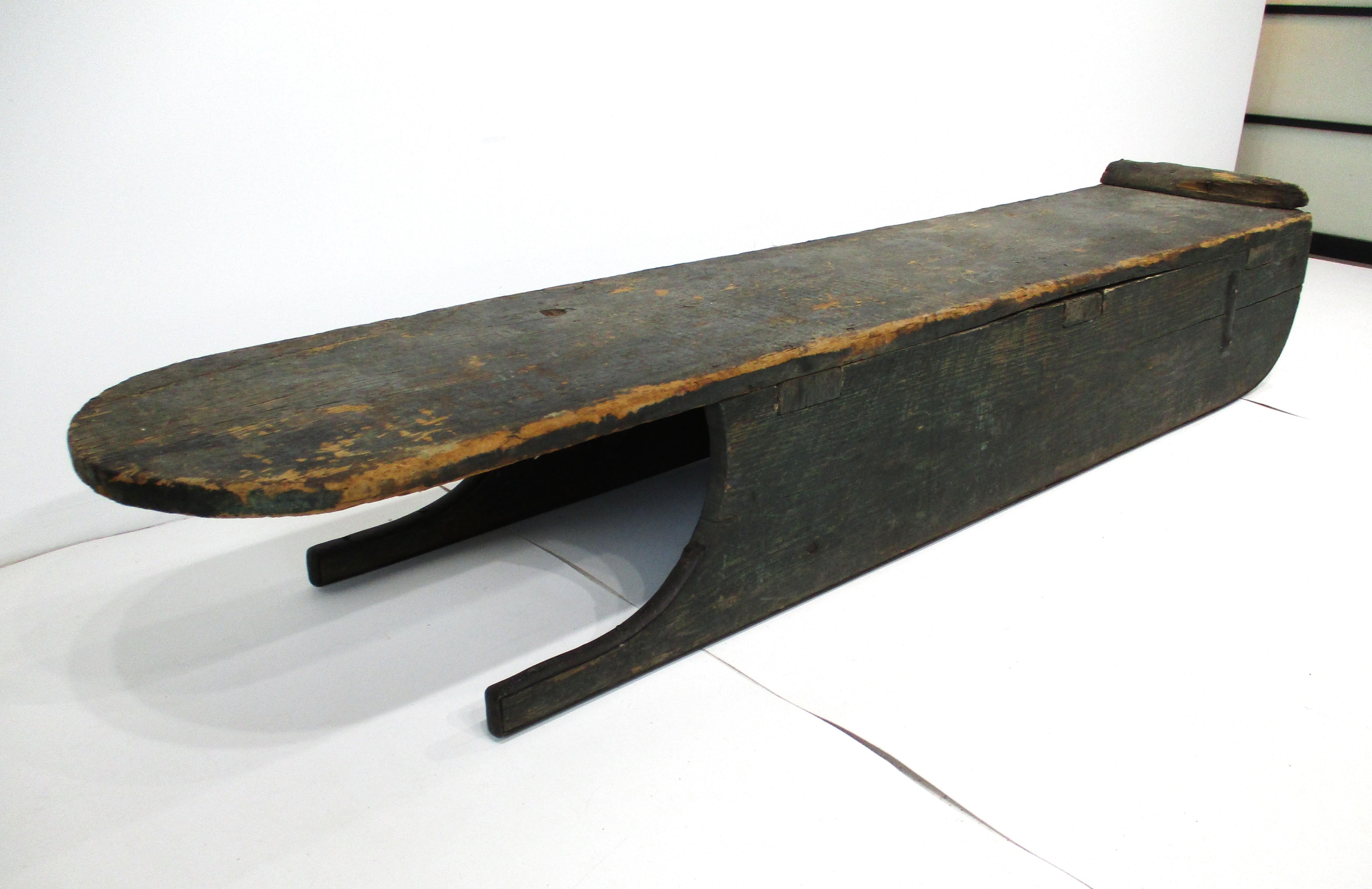 Arte popolare Antico grande slittino da ghiaccio o da neve in legno Folk Art Toboggan in vendita