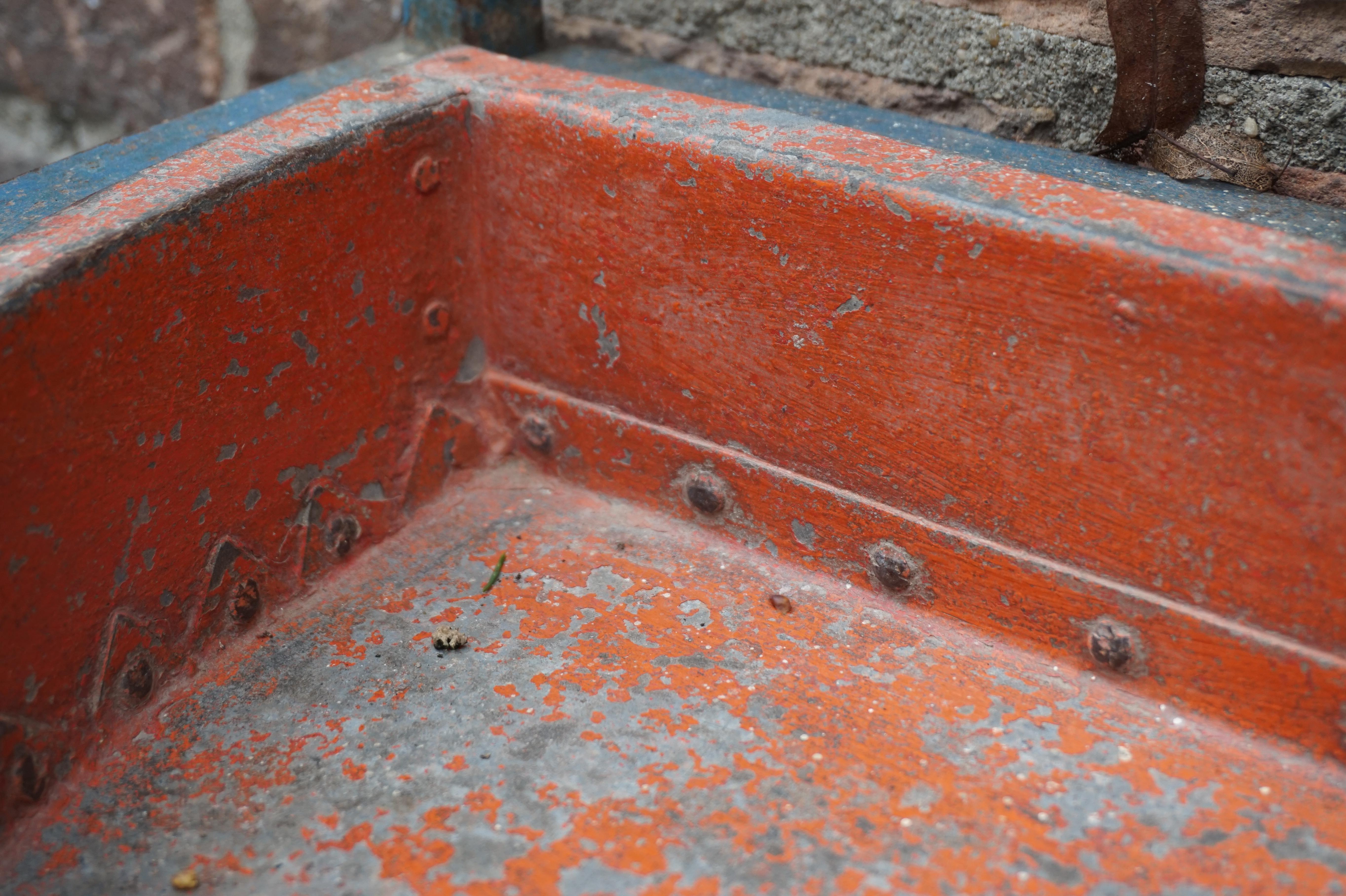 Fer forgé Ancien et grand porte-manteaux de salle en fer forgé de style néo-gothique avec porte-parapluies