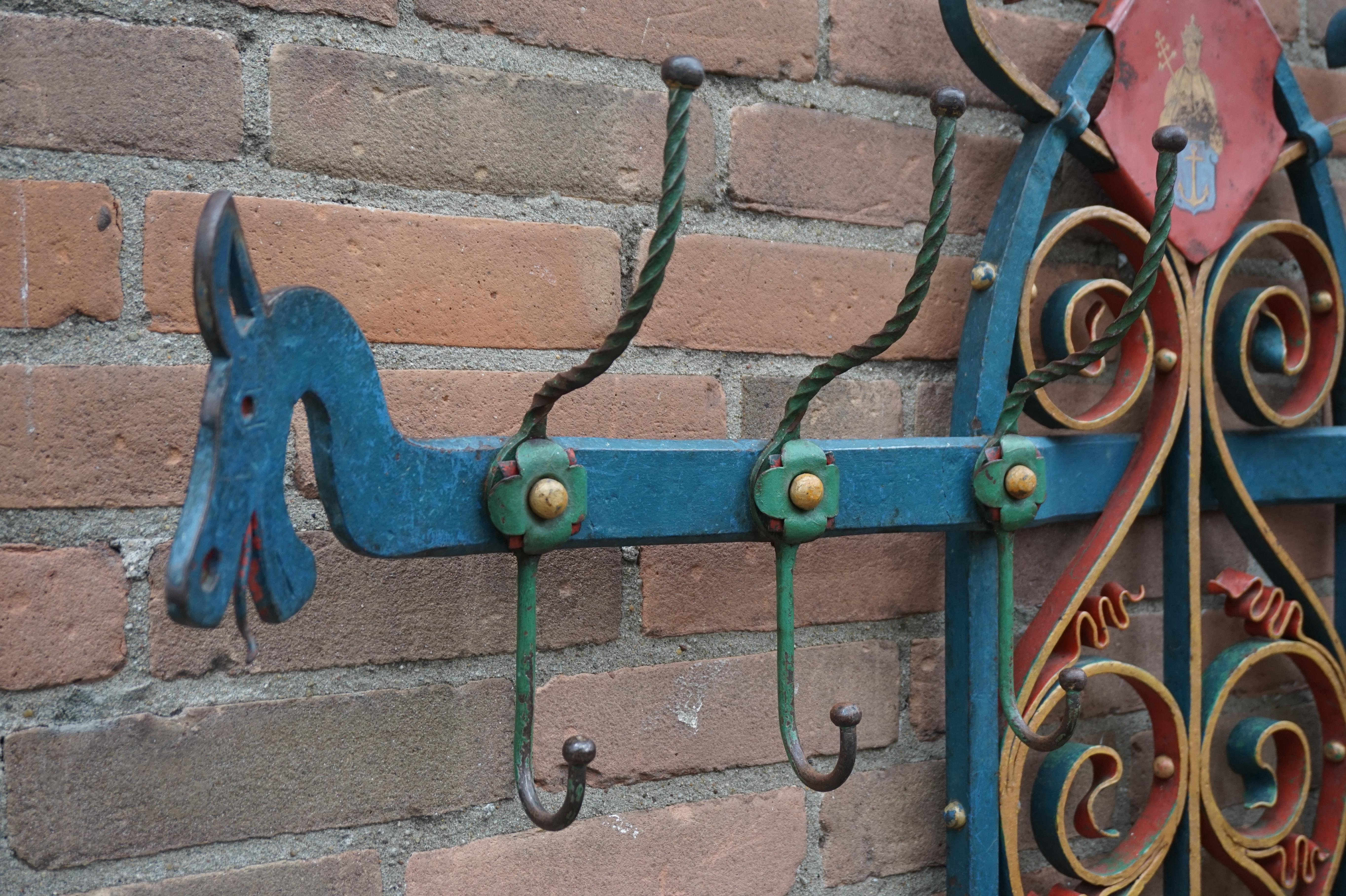 Ancien et grand porte-manteaux de salle en fer forgé de style néo-gothique avec porte-parapluies 3