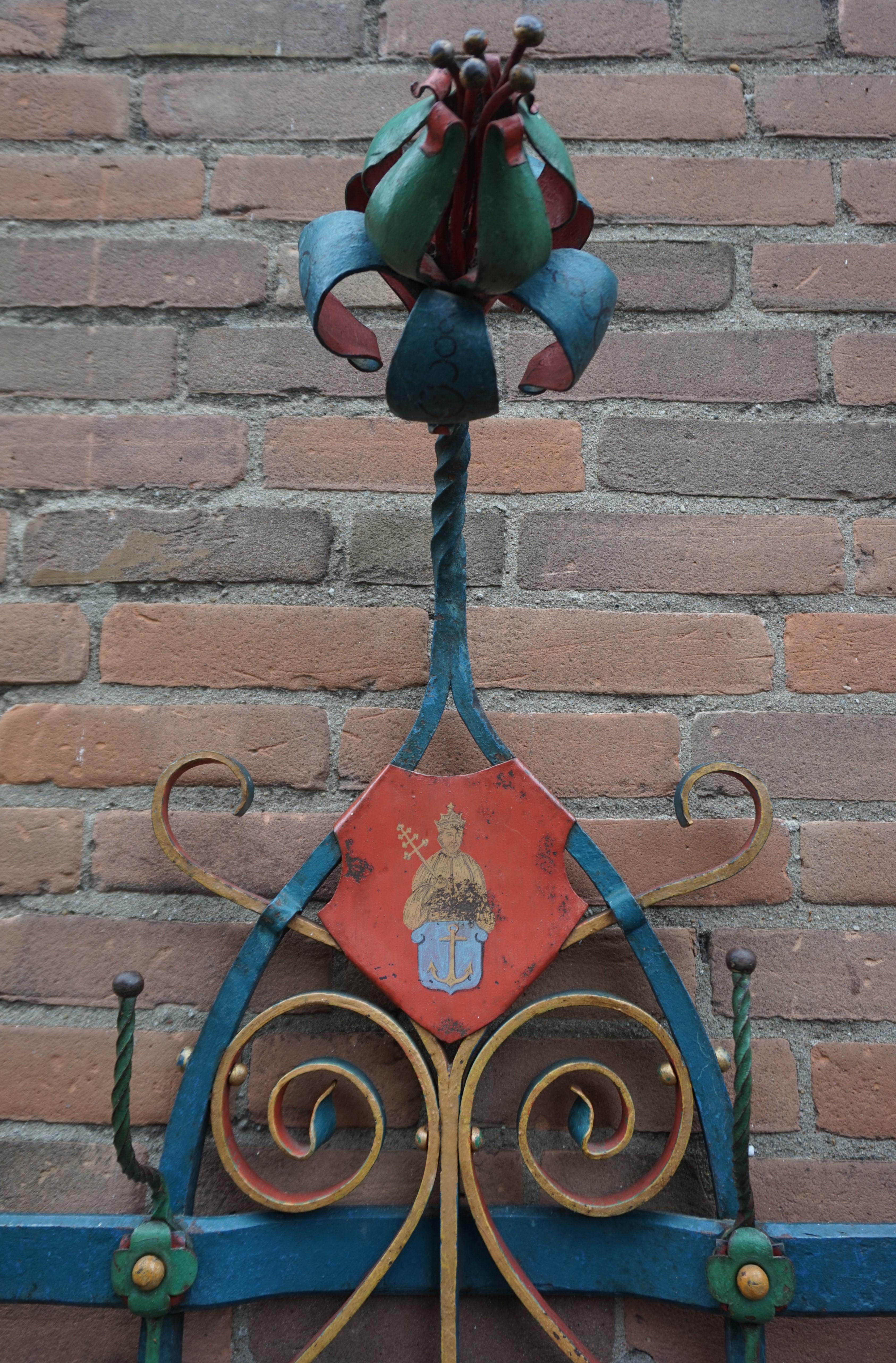 Antiker und großer Schmiedeeisen-Garderobenständer im gotischen Stil mit Schirmständer (Neugotik) im Angebot