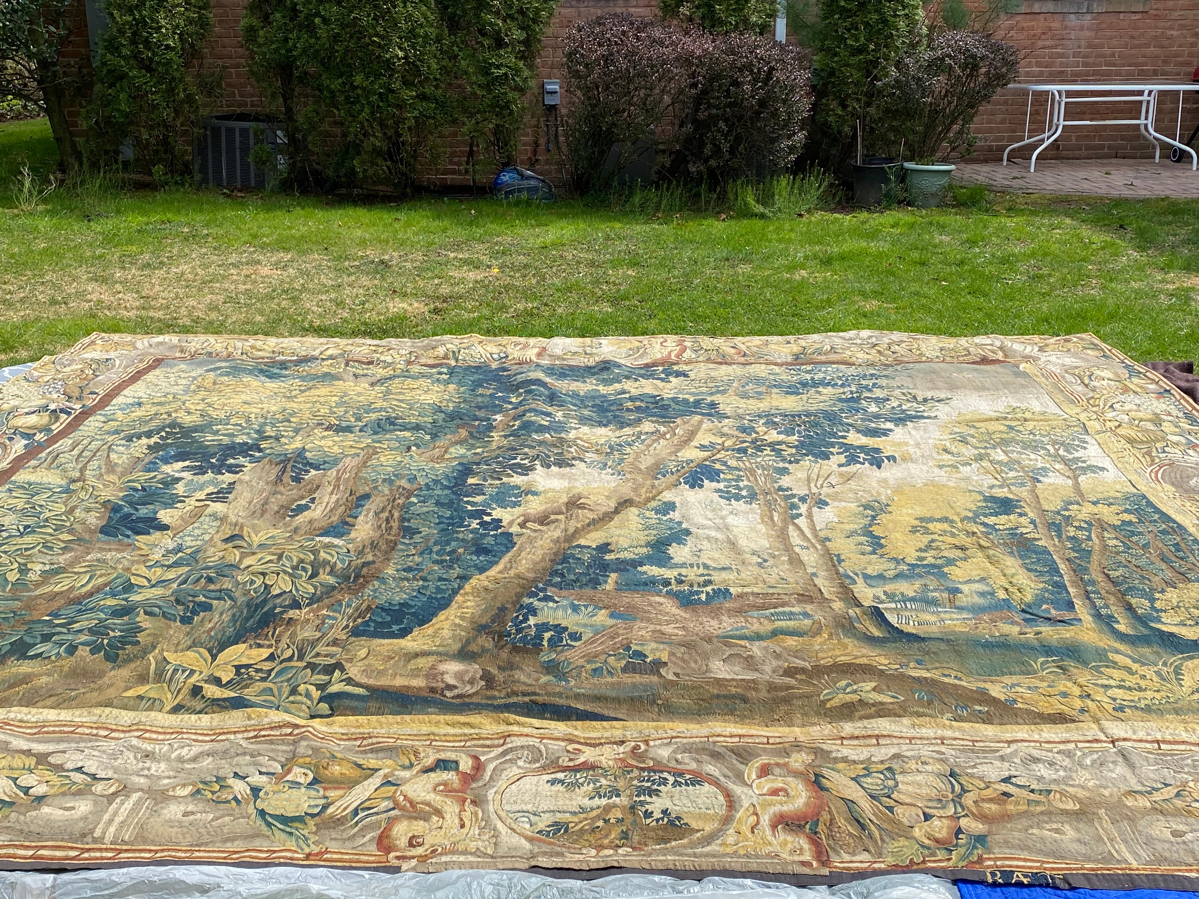 Tapisserie ancienne de la fin du XVIIe siècle, paysage en verdure franco-flamande en vente 3