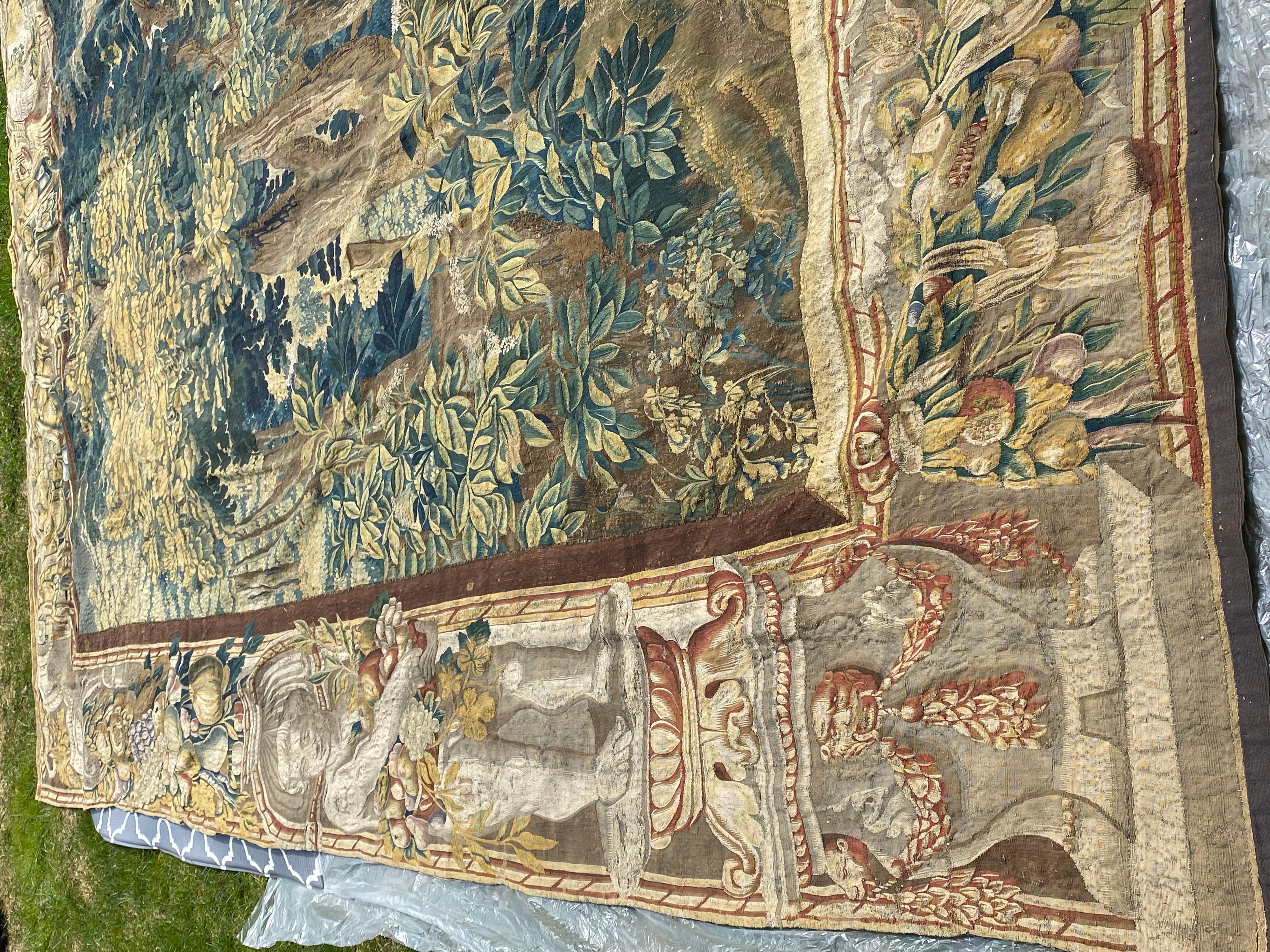 Antiker französisch-französischer Verdure-Landschafts-Wandteppich aus dem späten 17. Jahrhundert im Angebot 4