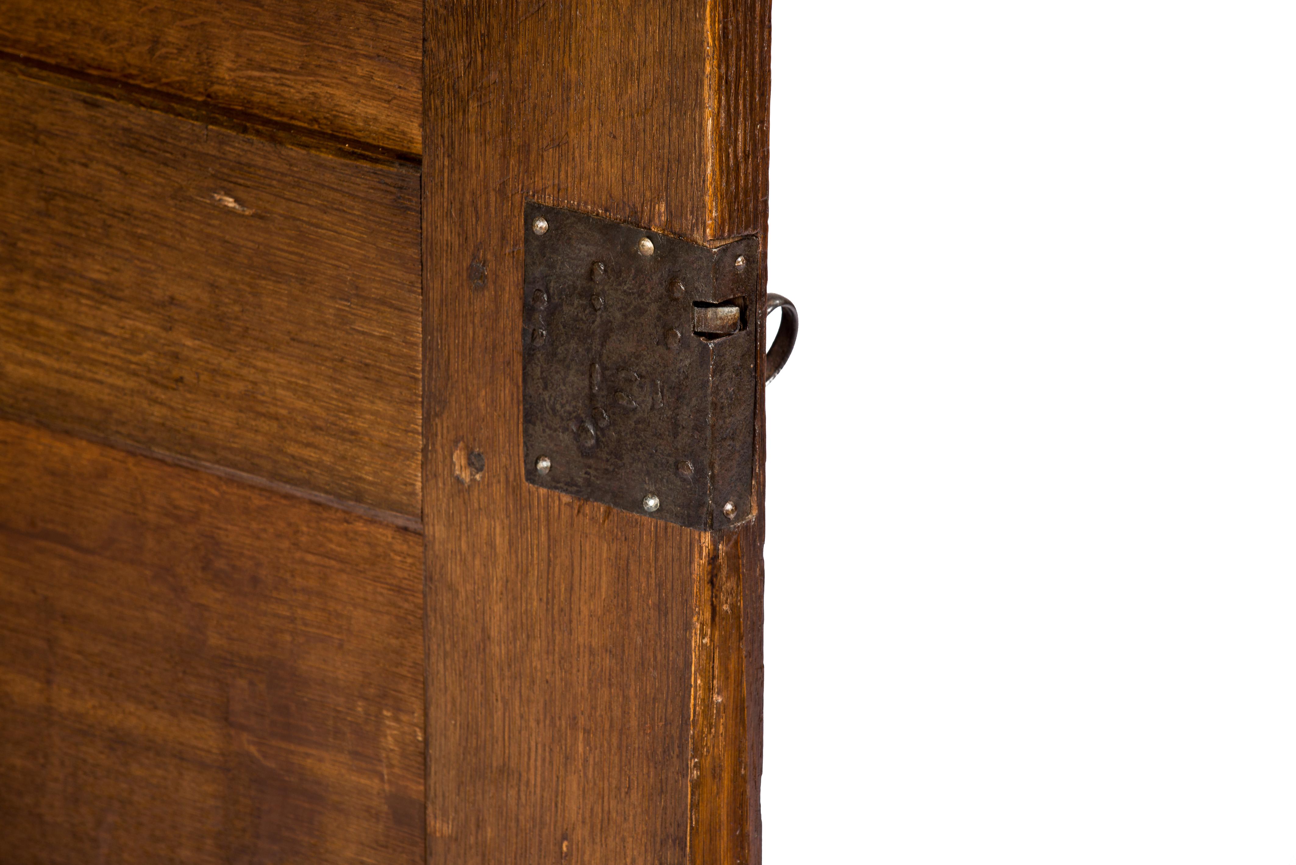 Antique Late 17th Century Dutch Renaissance Single-Door Cabinet in Solid Oak For Sale 5