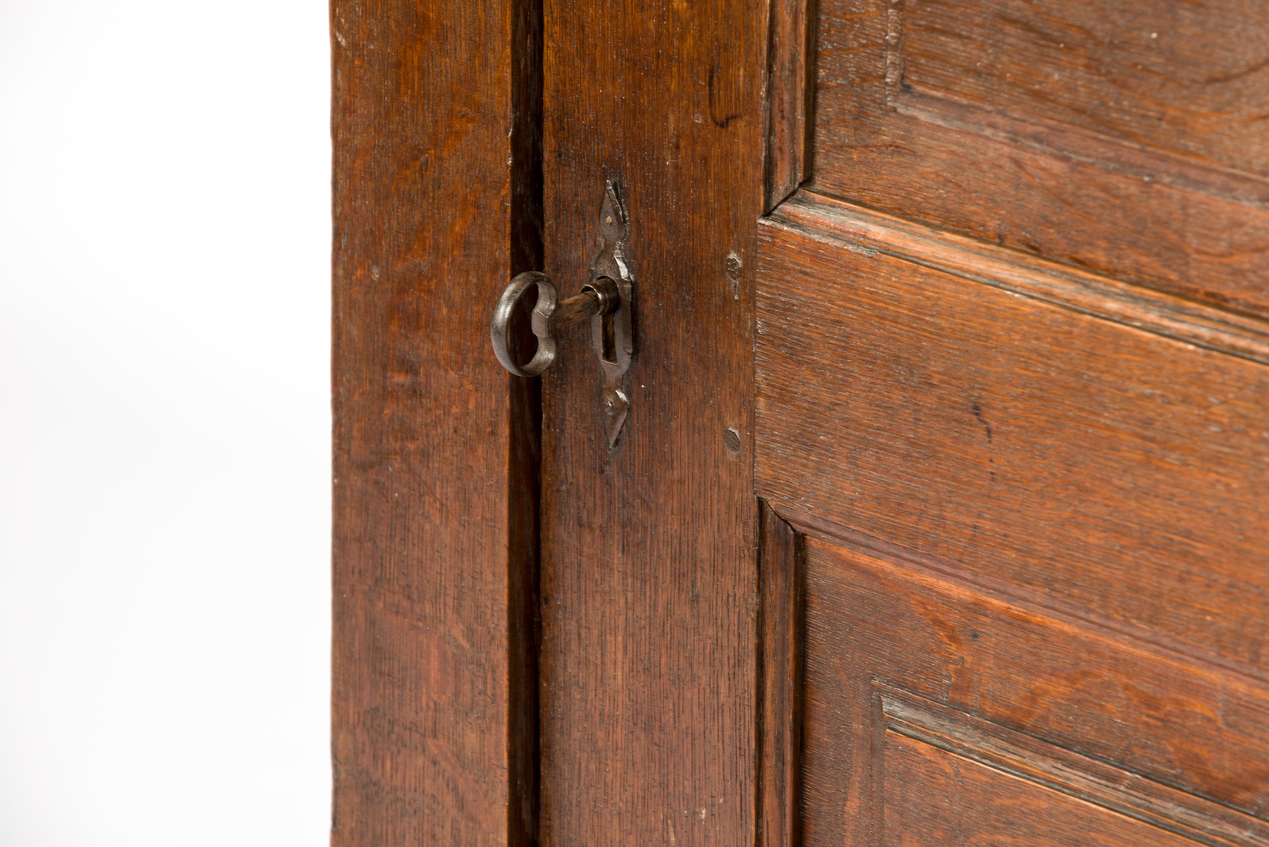 Antique Late 17th Century Dutch Renaissance Single-Door Cabinet in Solid Oak For Sale 10