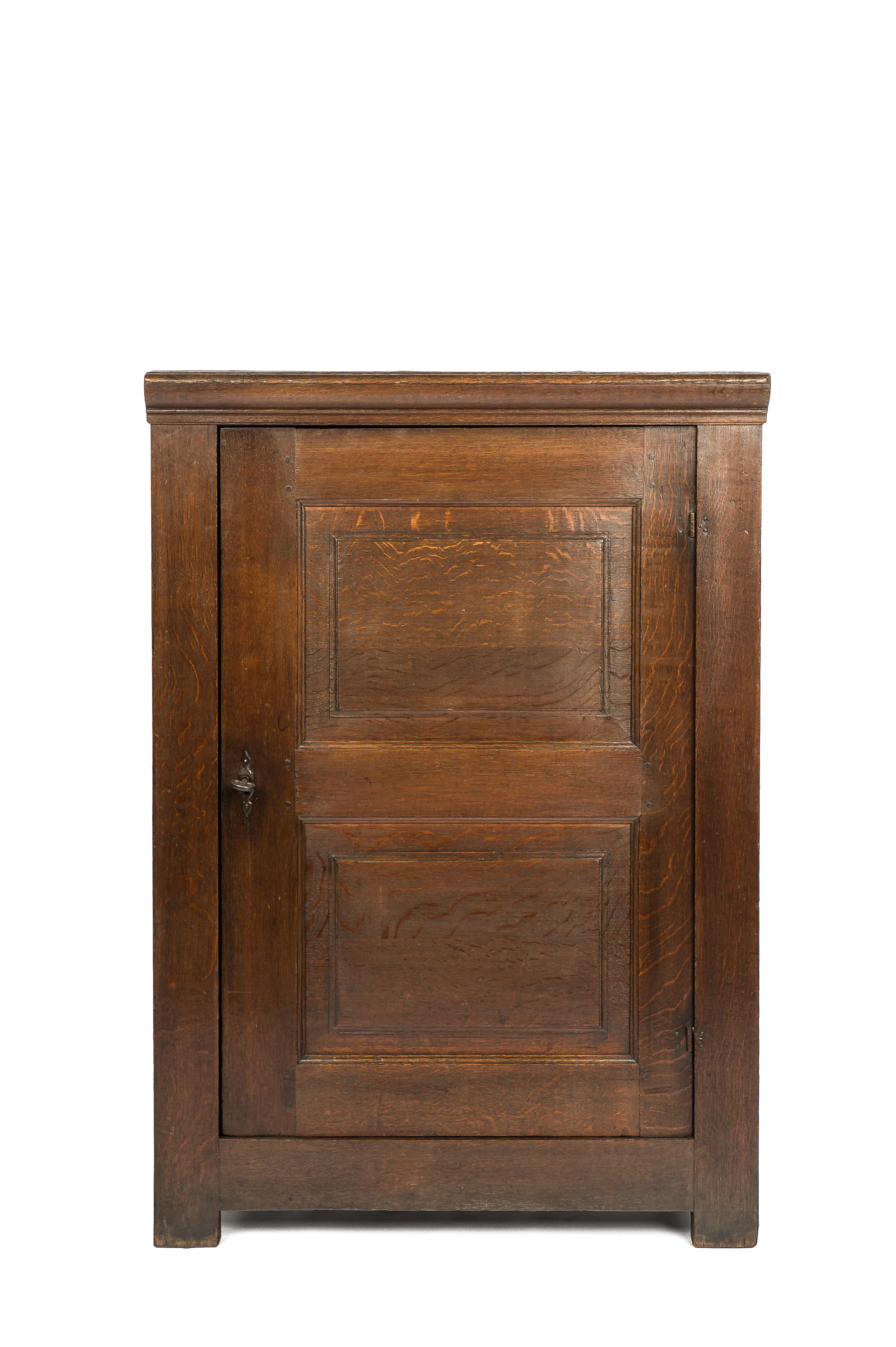 Acier Ancienne armoire à une porte de la Renaissance hollandaise de la fin du 17e siècle en chêne massif en vente