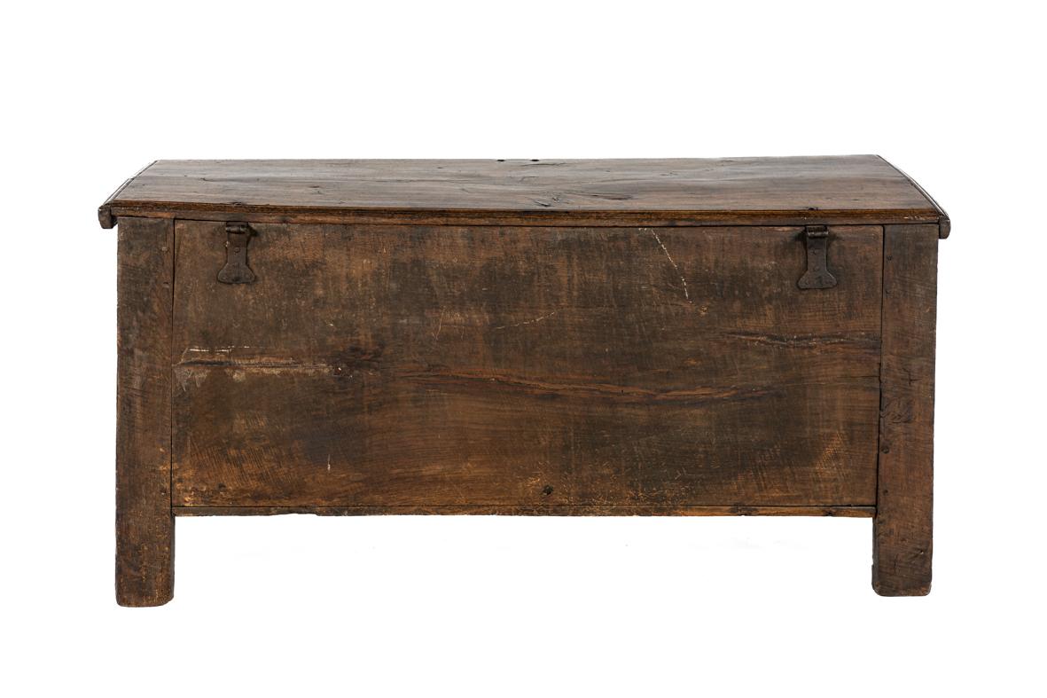 Antique late 17th century English honey color chest or trunk with rich carvings In Good Condition For Sale In Casteren, NL