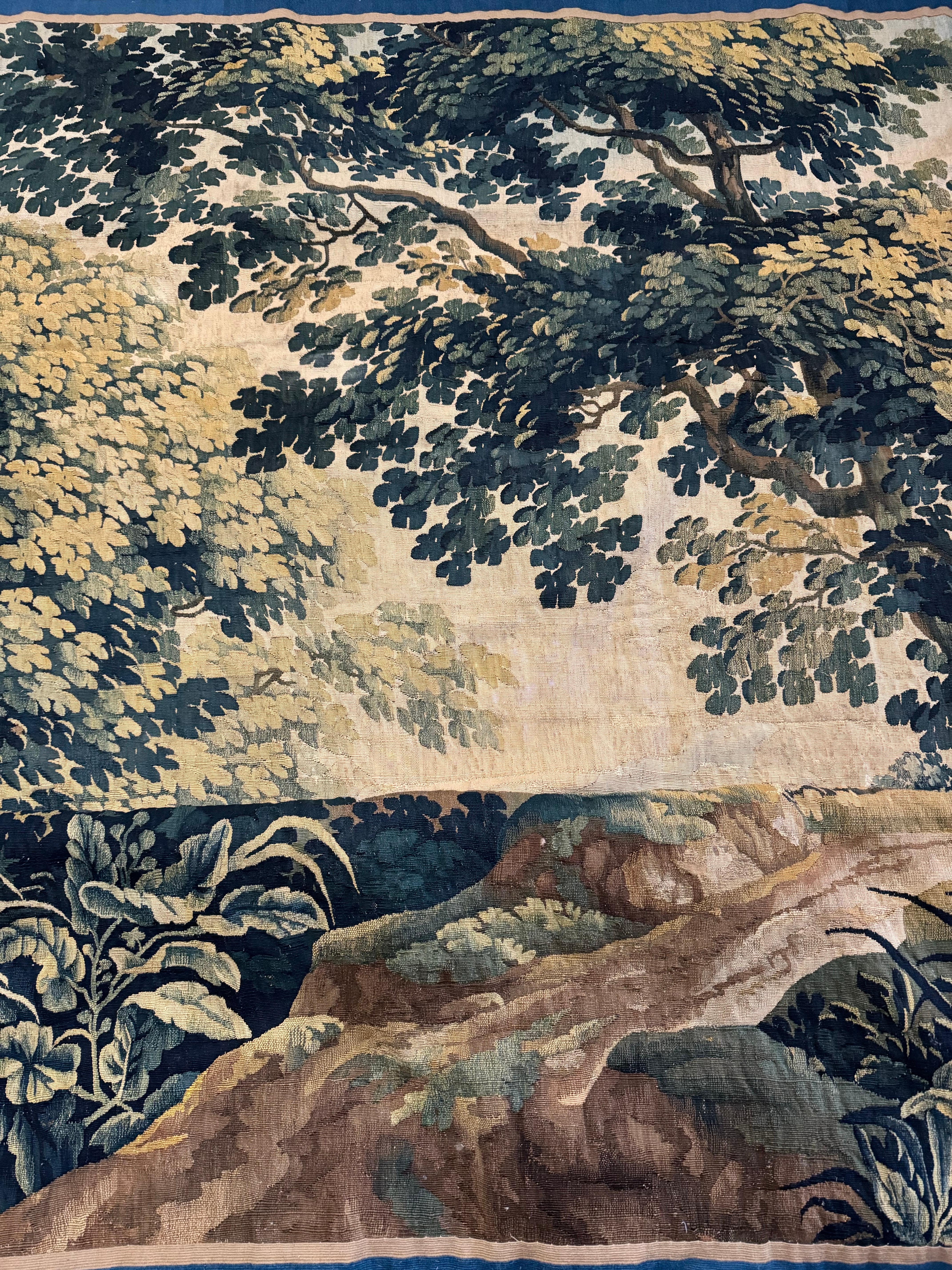 Antiguo Tapiz de Paisaje Cuadrado de Verdura Flamenca de Fines del Siglo XVII Belga