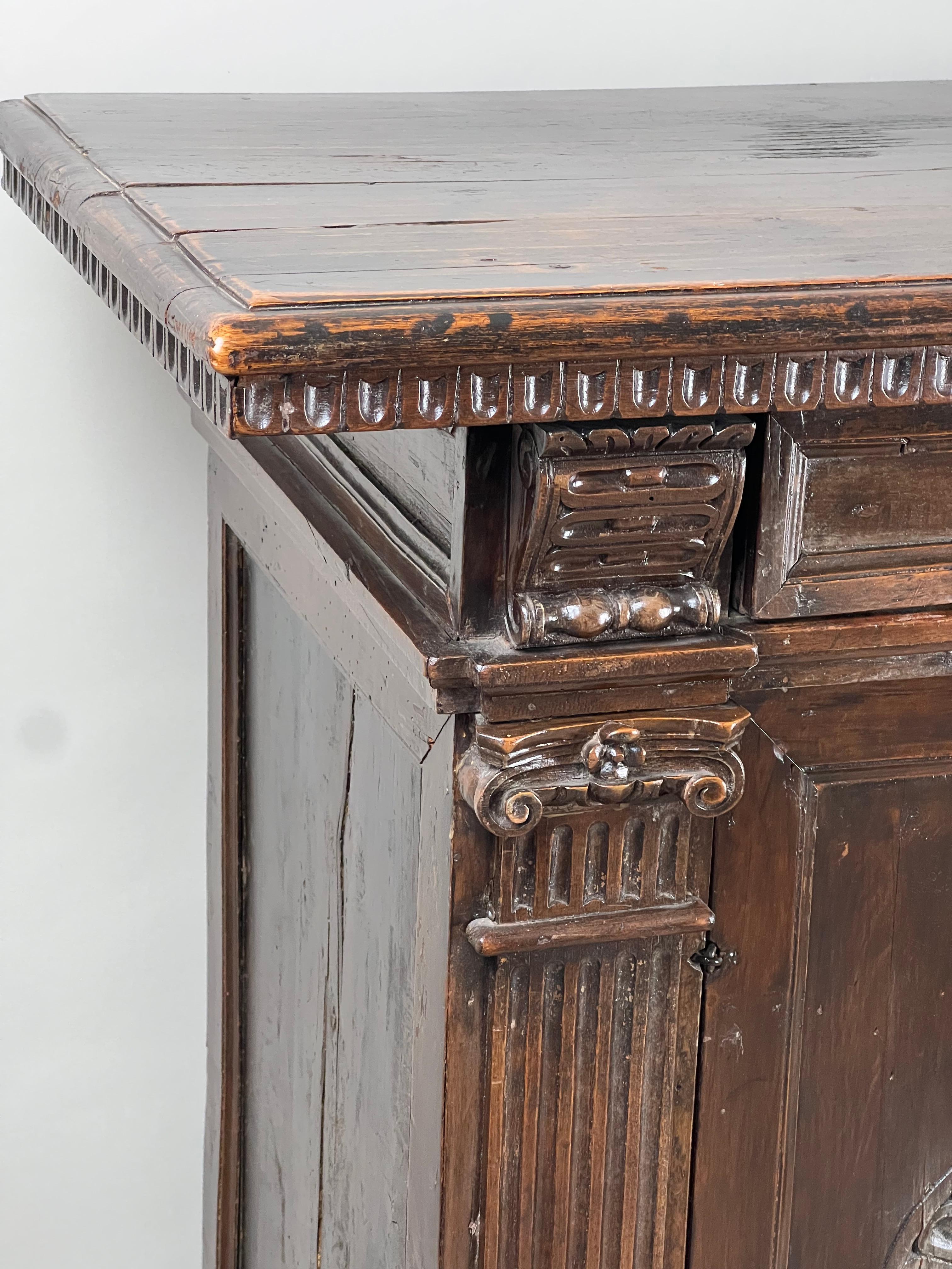 Antike spätes 17./frühes 18. Jahrhundert italienische Barock Kredenz aus Nussbaum im Angebot 4