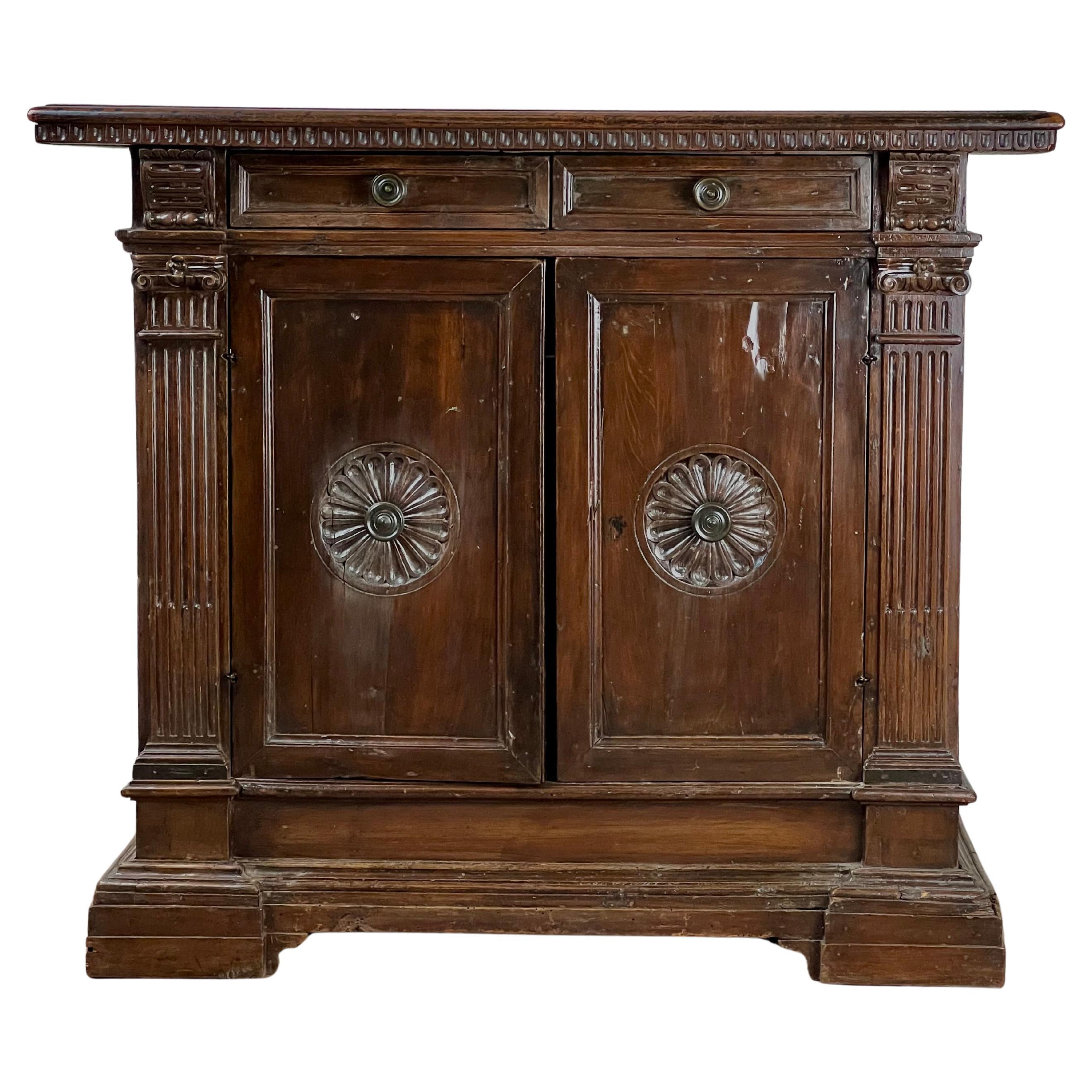 Antiguo Credenza barroca italiana de nogal de finales del siglo XVII/principios del XVIII