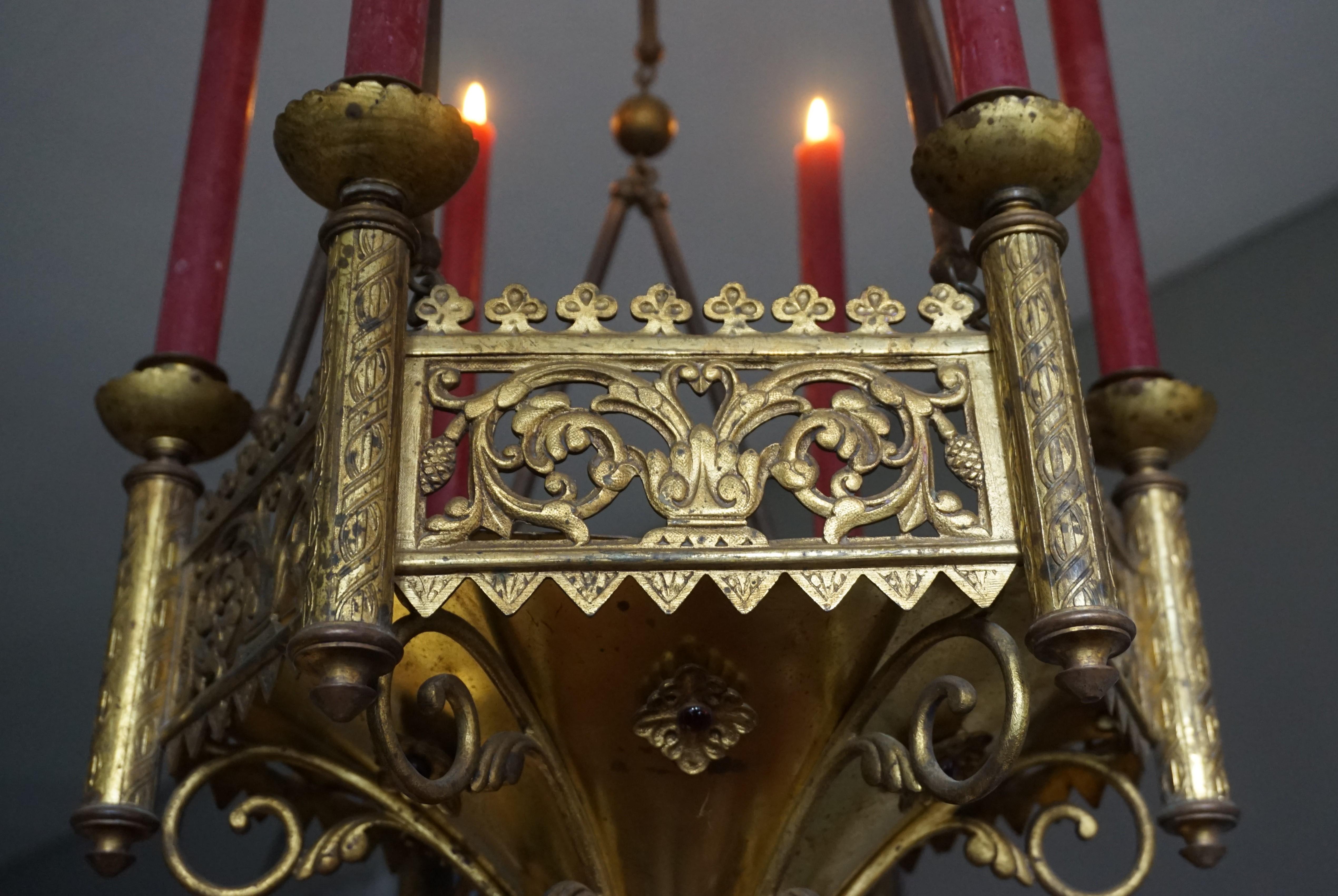 Antike späten 1800er Gotik Revival vergoldete Bronze Kirche Kerze Kronleuchter / Anhänger im Angebot 6