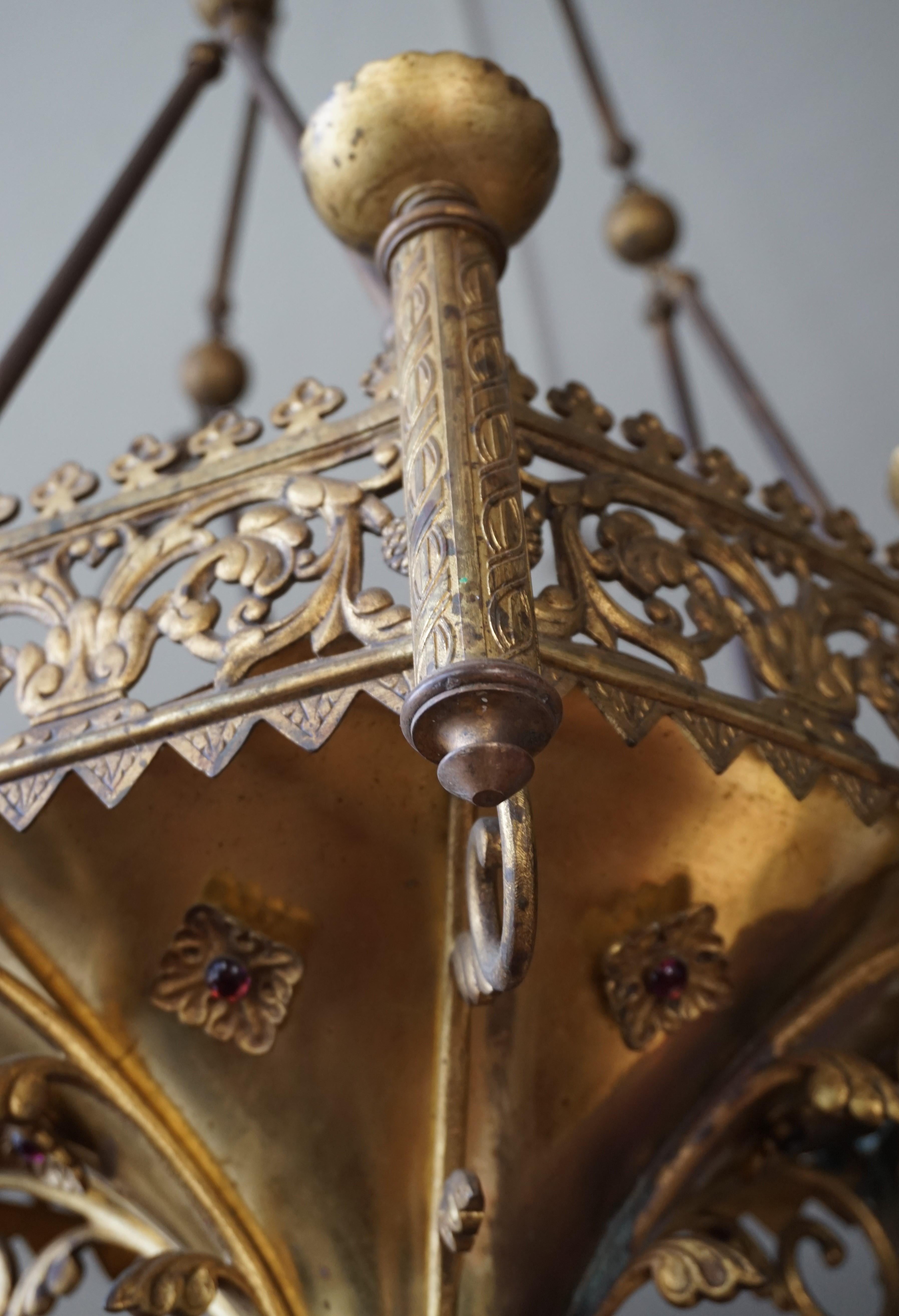 Antique lustre à bougies de style néo-gothique en bronze doré de la fin des années 1800 en vente 7