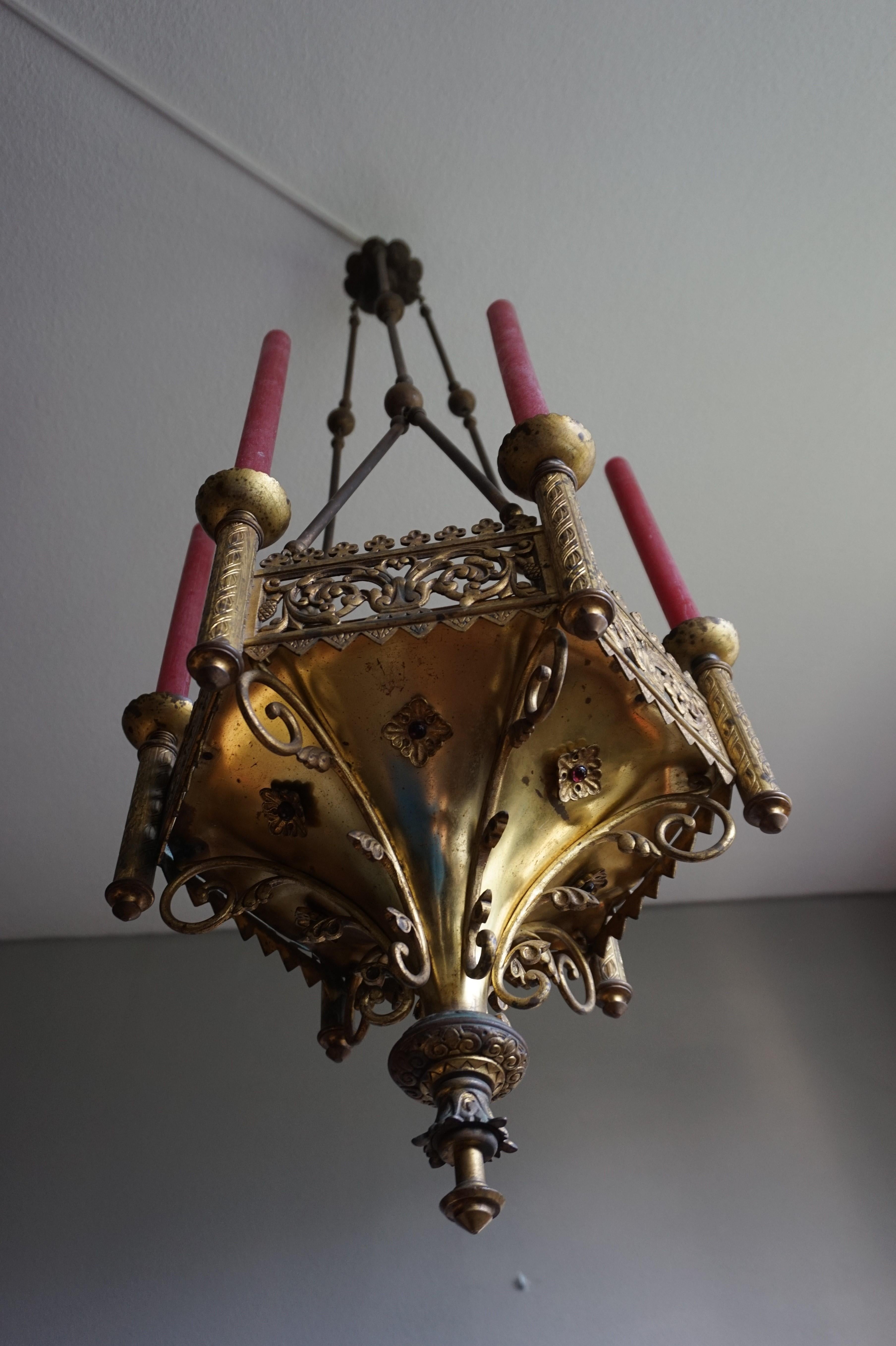 Néo-gothique Antique lustre à bougies de style néo-gothique en bronze doré de la fin des années 1800 en vente