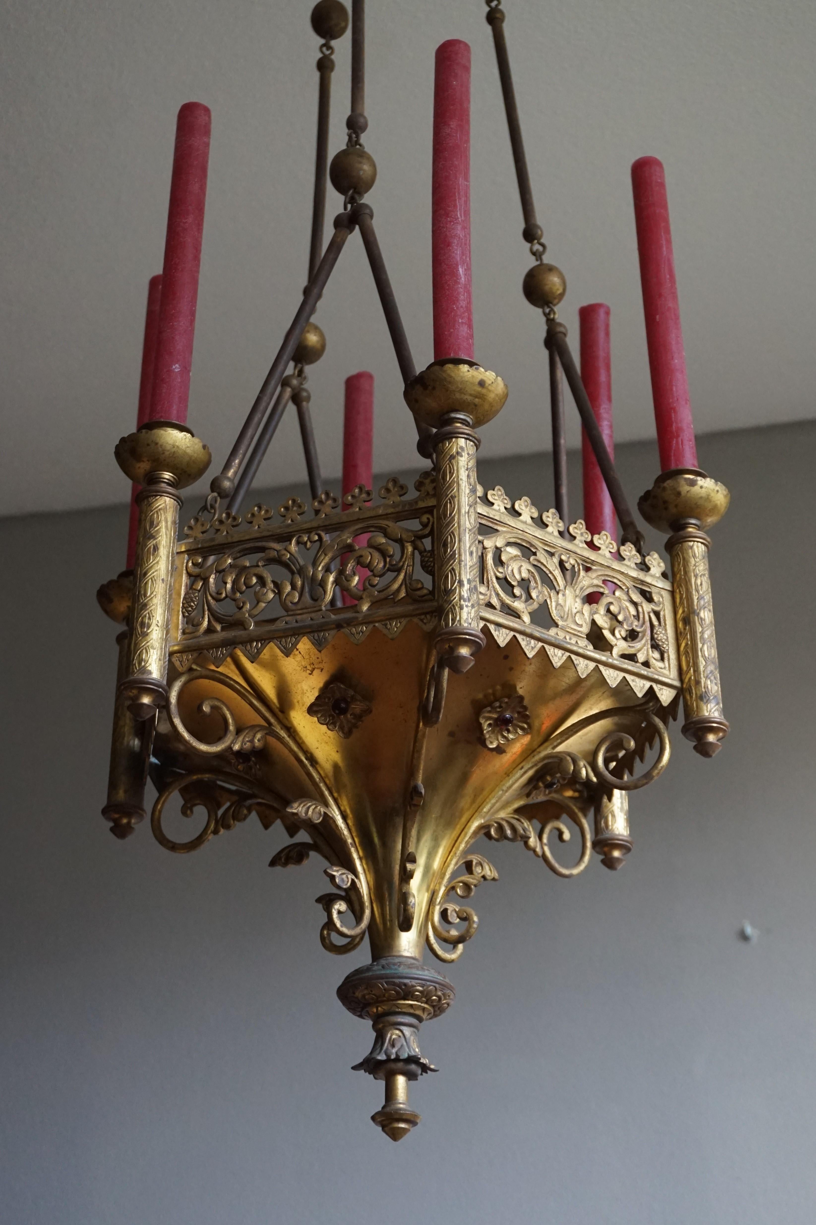 Antike späten 1800er Gotik Revival vergoldete Bronze Kirche Kerze Kronleuchter / Anhänger (Europäisch) im Angebot