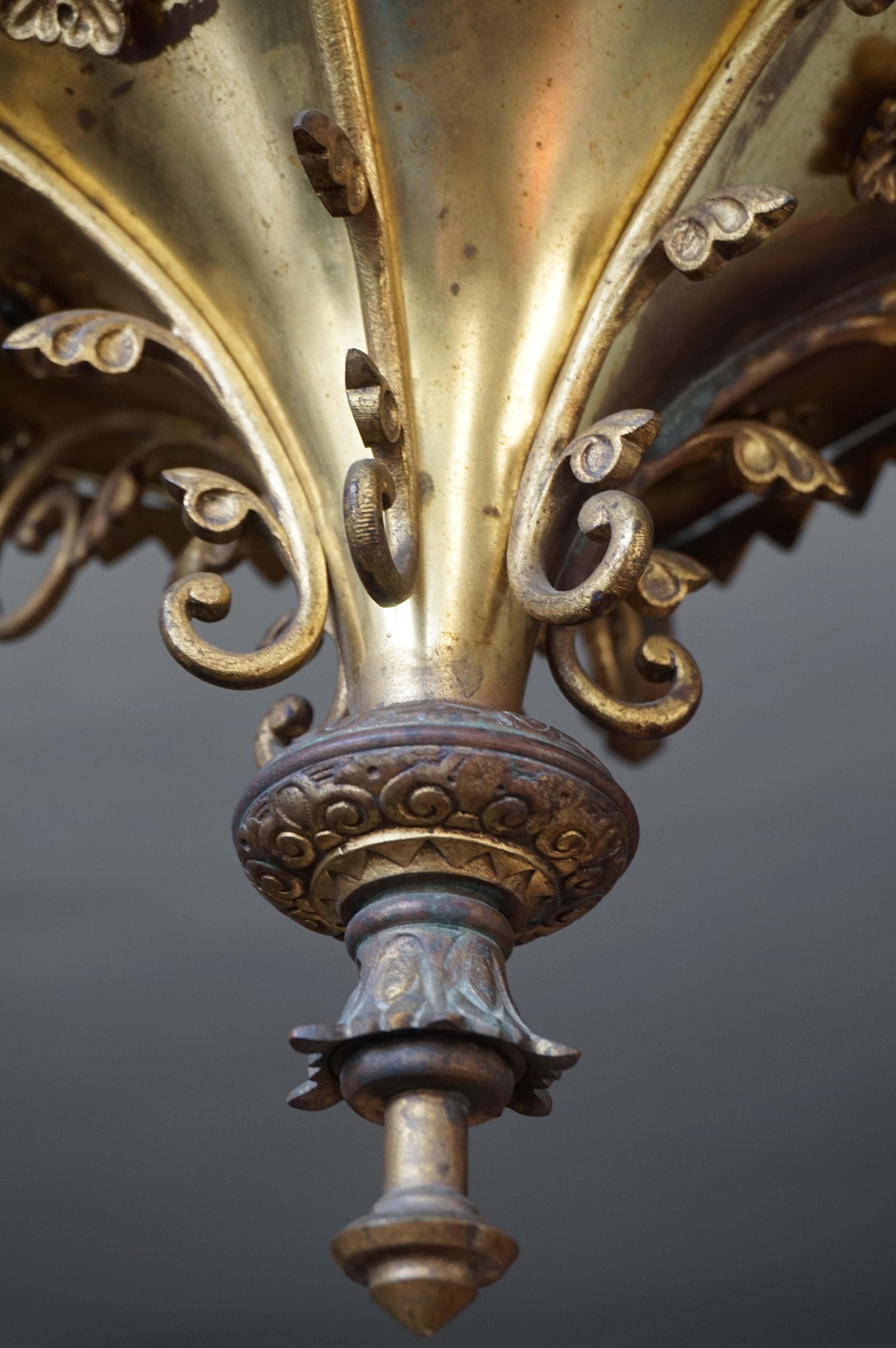 Antike späten 1800er Gotik Revival vergoldete Bronze Kirche Kerze Kronleuchter / Anhänger im Zustand „Gut“ im Angebot in Lisse, NL
