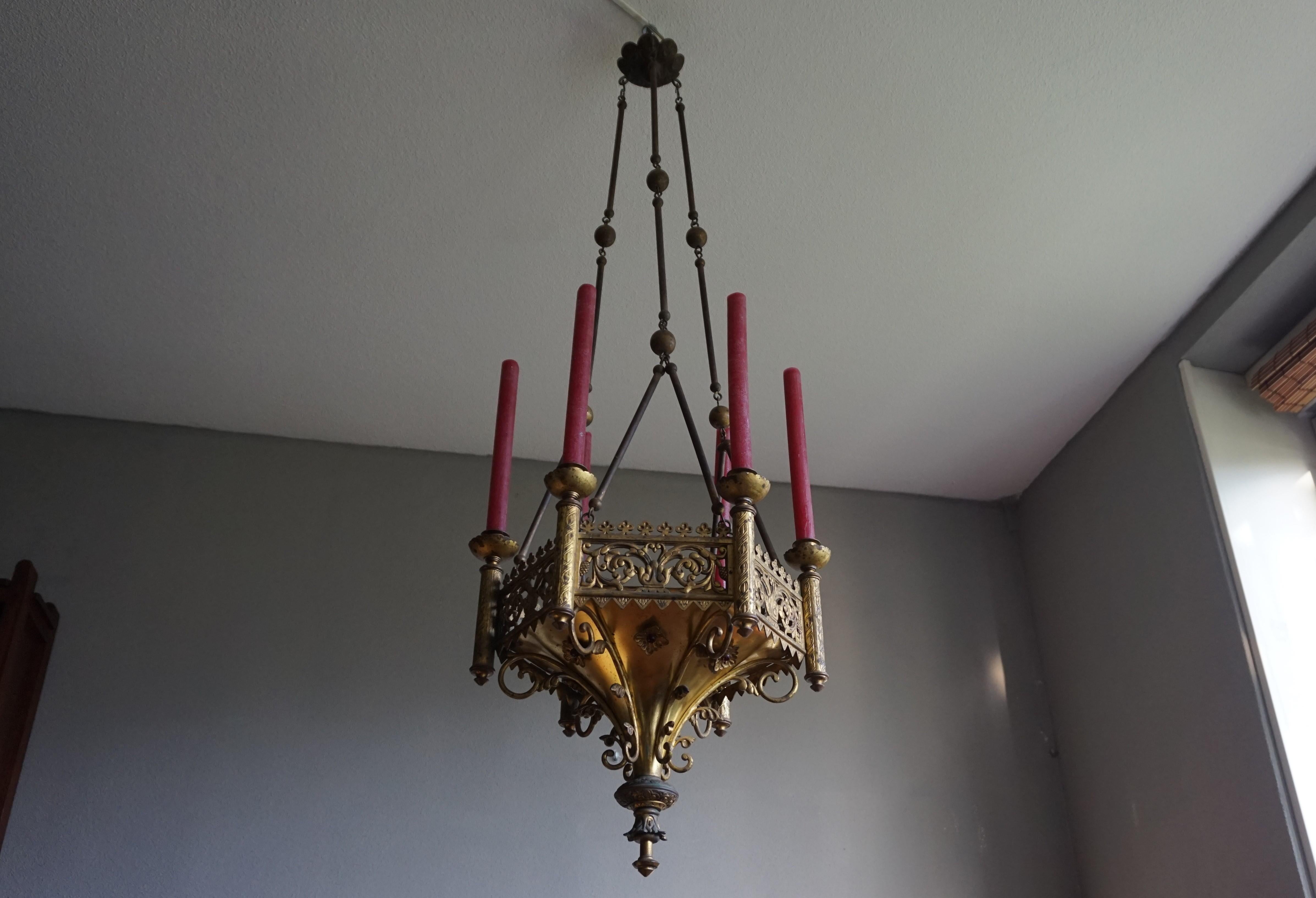 XIXe siècle Antique lustre à bougies de style néo-gothique en bronze doré de la fin des années 1800 en vente