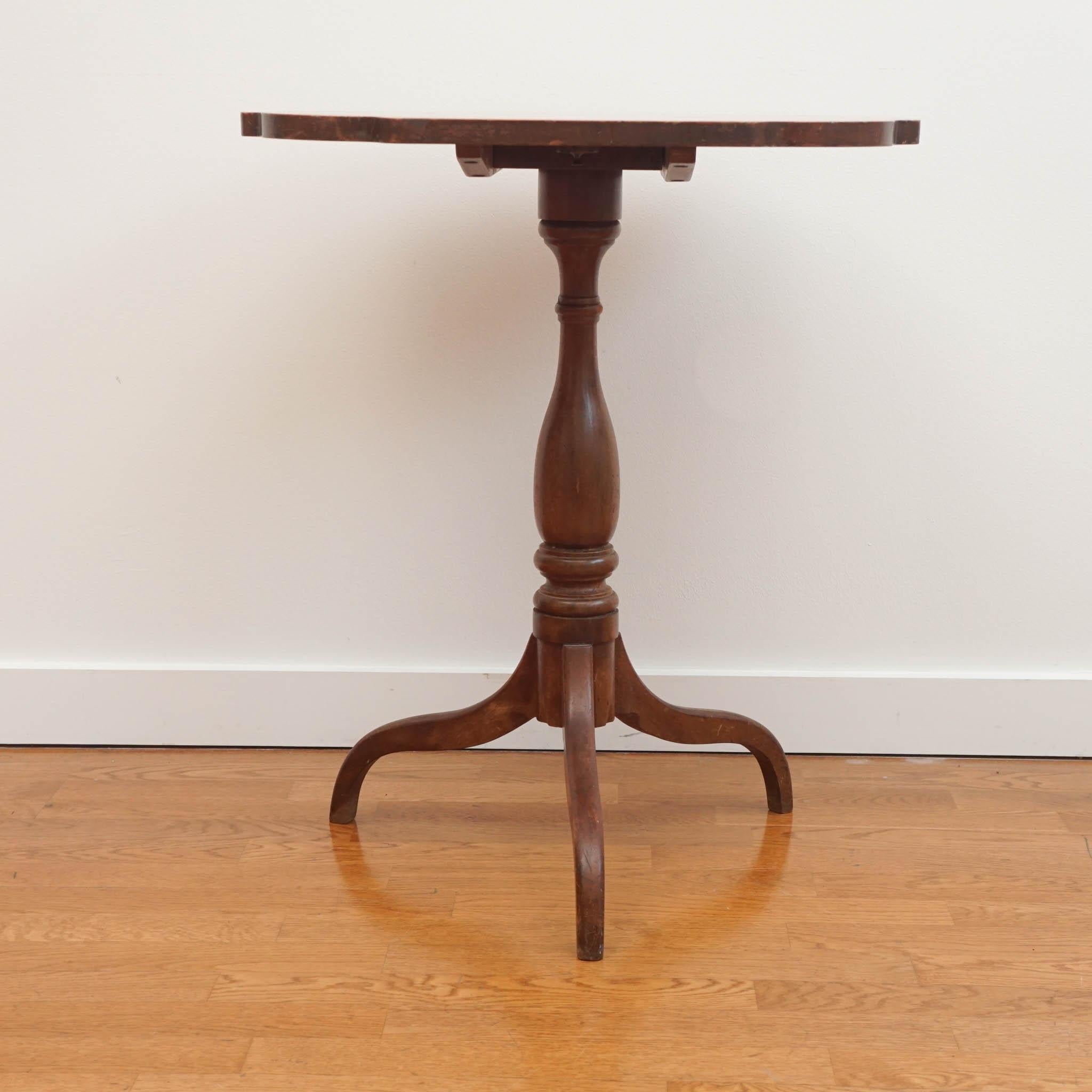 Antico tavolo inclinabile in acero di fine '800 
Il tavolo basculante in acero mostrato qui ha ancora la ferramenta originale. 
Il piano del tavolo con bordi tagliati a biscotto e le tre gambe rendono questo tavolo un pezzo unico.