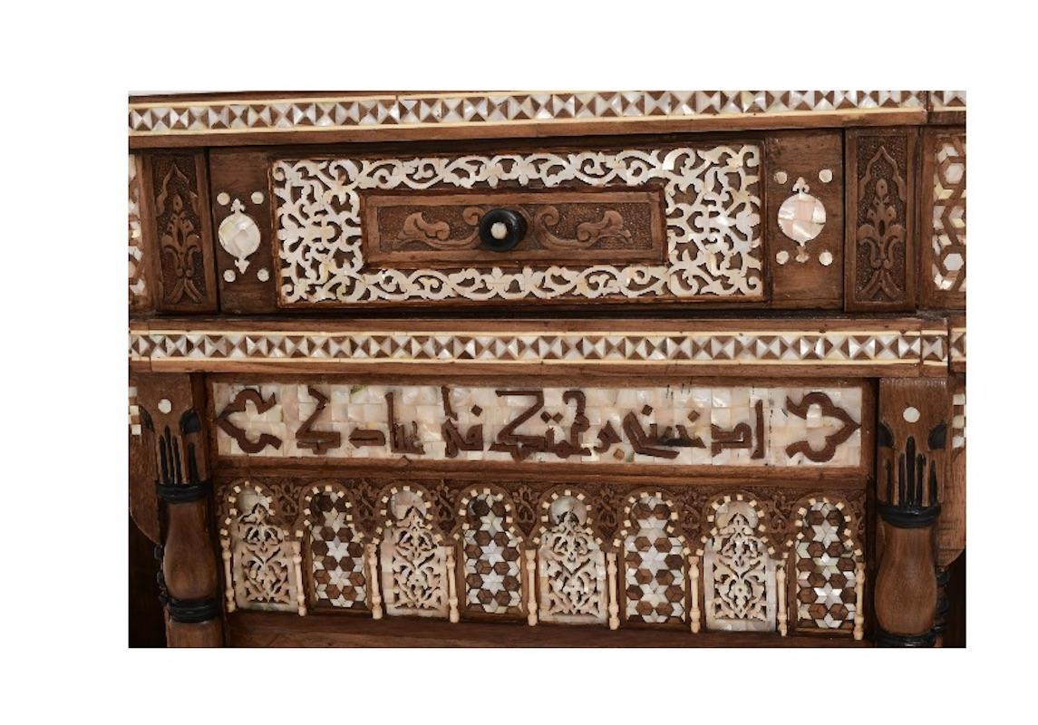 Antike späten 1800er maurischen Intarsien & geschnitzt Sideboard / Kredenz  im Zustand „Gut“ im Angebot in Tarry Town, NY