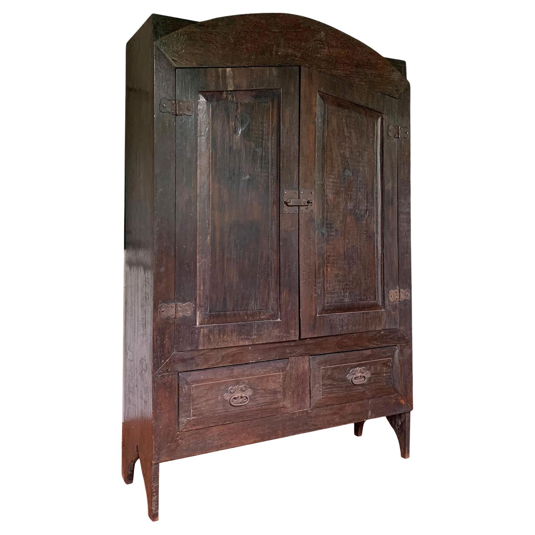 Este armario brasileño de finales del siglo XVIII, procedente de Minas Gerais, es una notable pieza de artesanía colonial, reflejo de la rica historia y la excelencia artesanal de la región. Hecha de madera dura maciza, esta pesada e imponente pieza