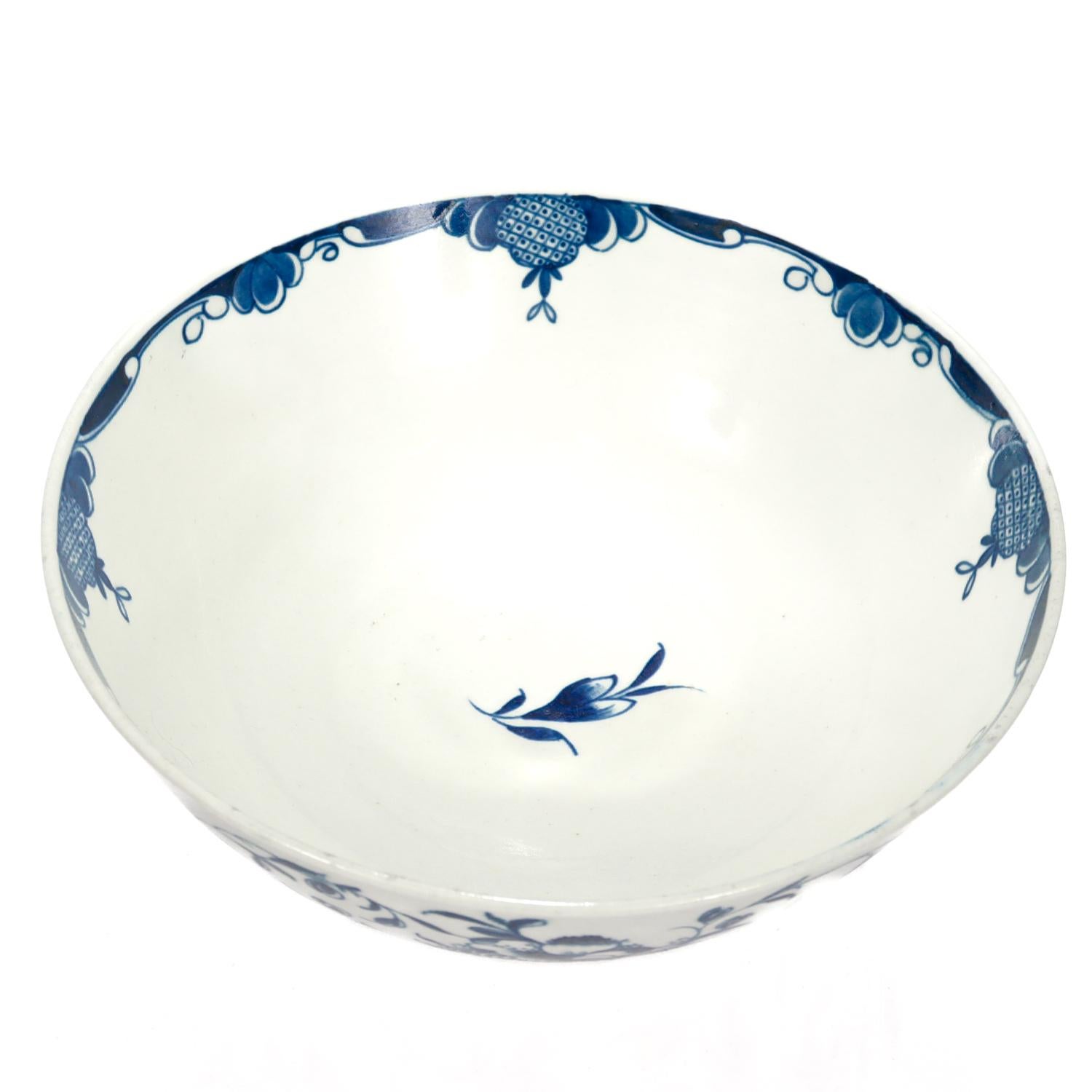 Antica ciotola in porcellana a pasta molle Caughley Porcelain della fine del XVIII secolo in vendita 3