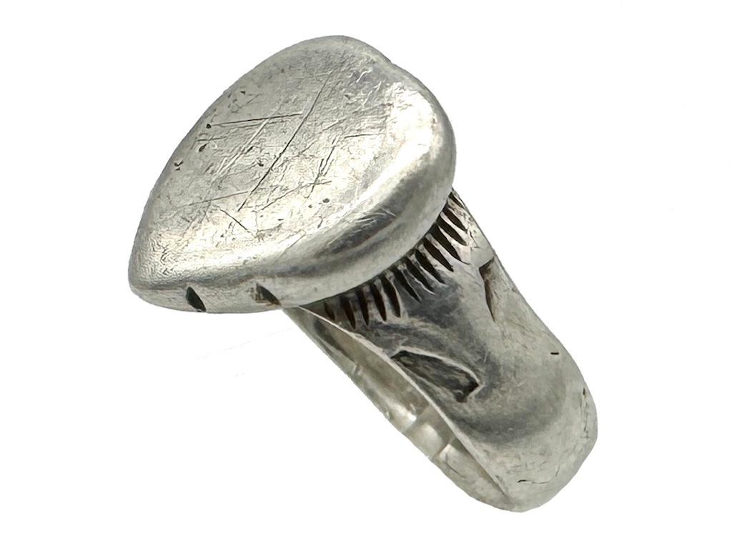 Dieser massive Herrenring wurde in Frankreich handgefertigt  gegen Ende des 18. Jahrhunderts in Frankreich. Er ist aus massivem Silber gefertigt. Die Ringschultern sind mit Kerben verziert. Das Herz weist auf beiden Seiten zwei Kerben auf.     