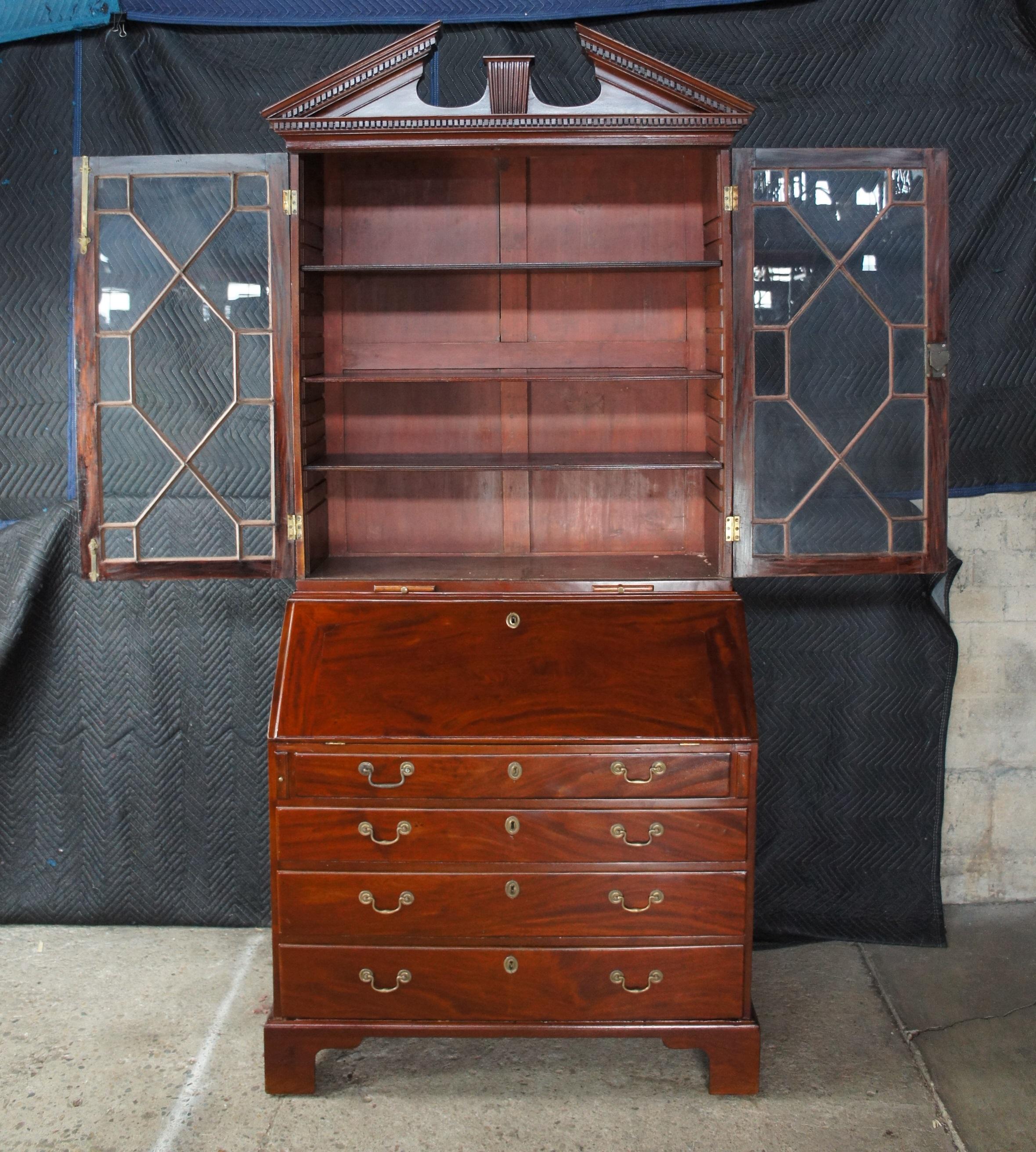 Antiguo escritorio y librería de caoba de finales del siglo XVIII Jorge III Latón en venta