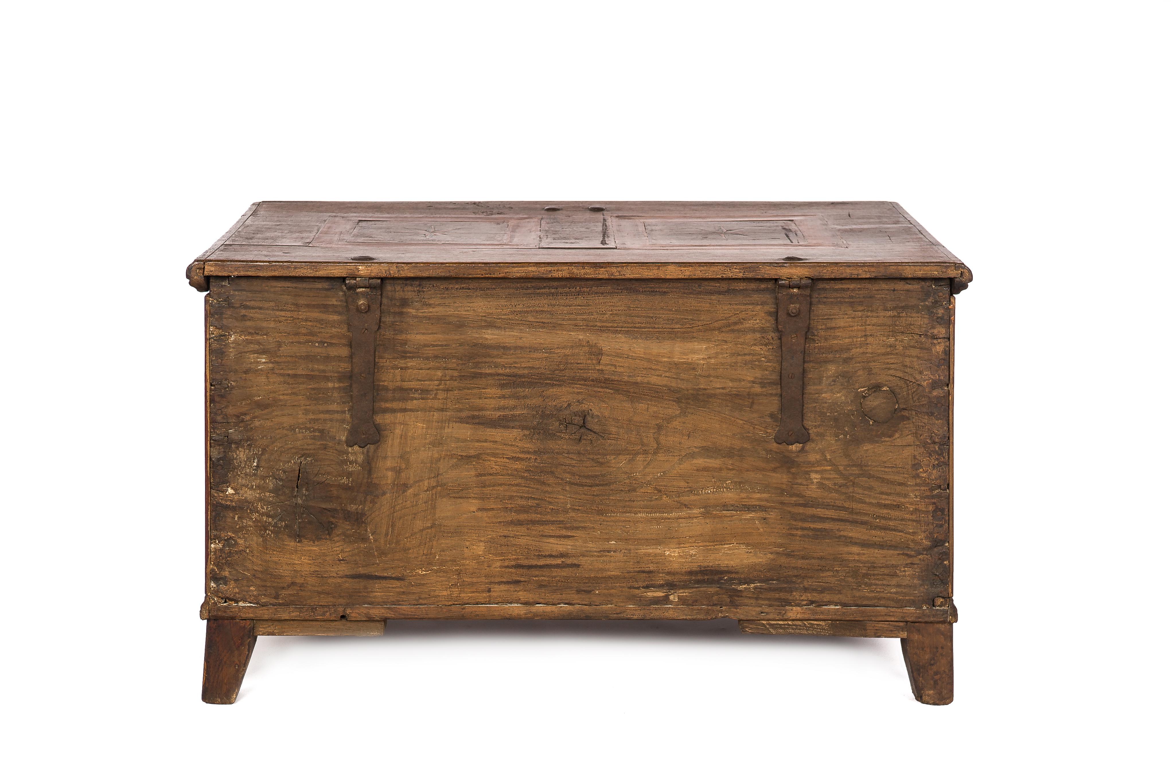 Antique Late 18th-Century German Oak and Fruitwood Marquetry Trunk or Chest In Good Condition For Sale In Casteren, NL