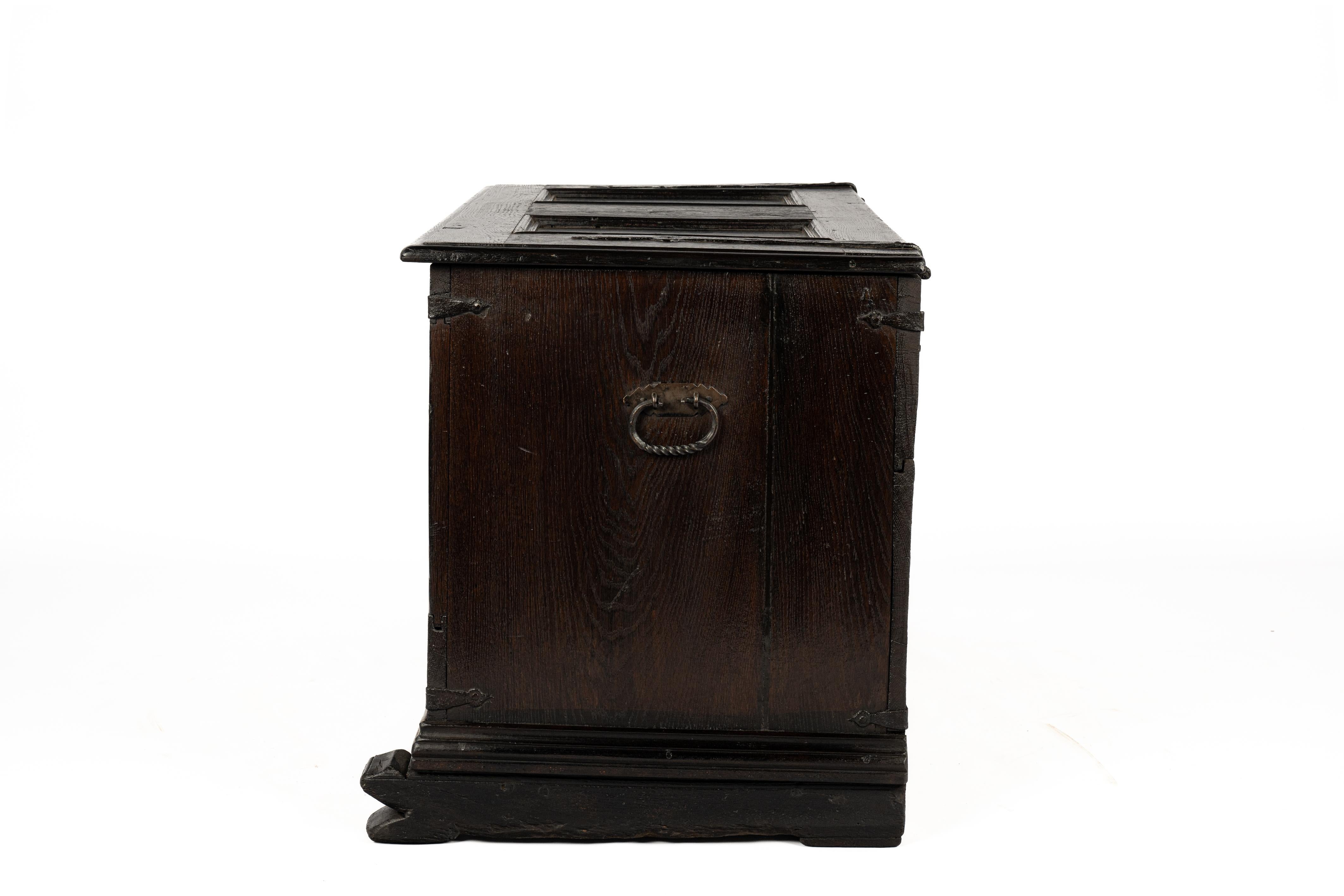  Antique late 18th century German Solid black Oak panelled trunk or coffer In Good Condition For Sale In Casteren, NL