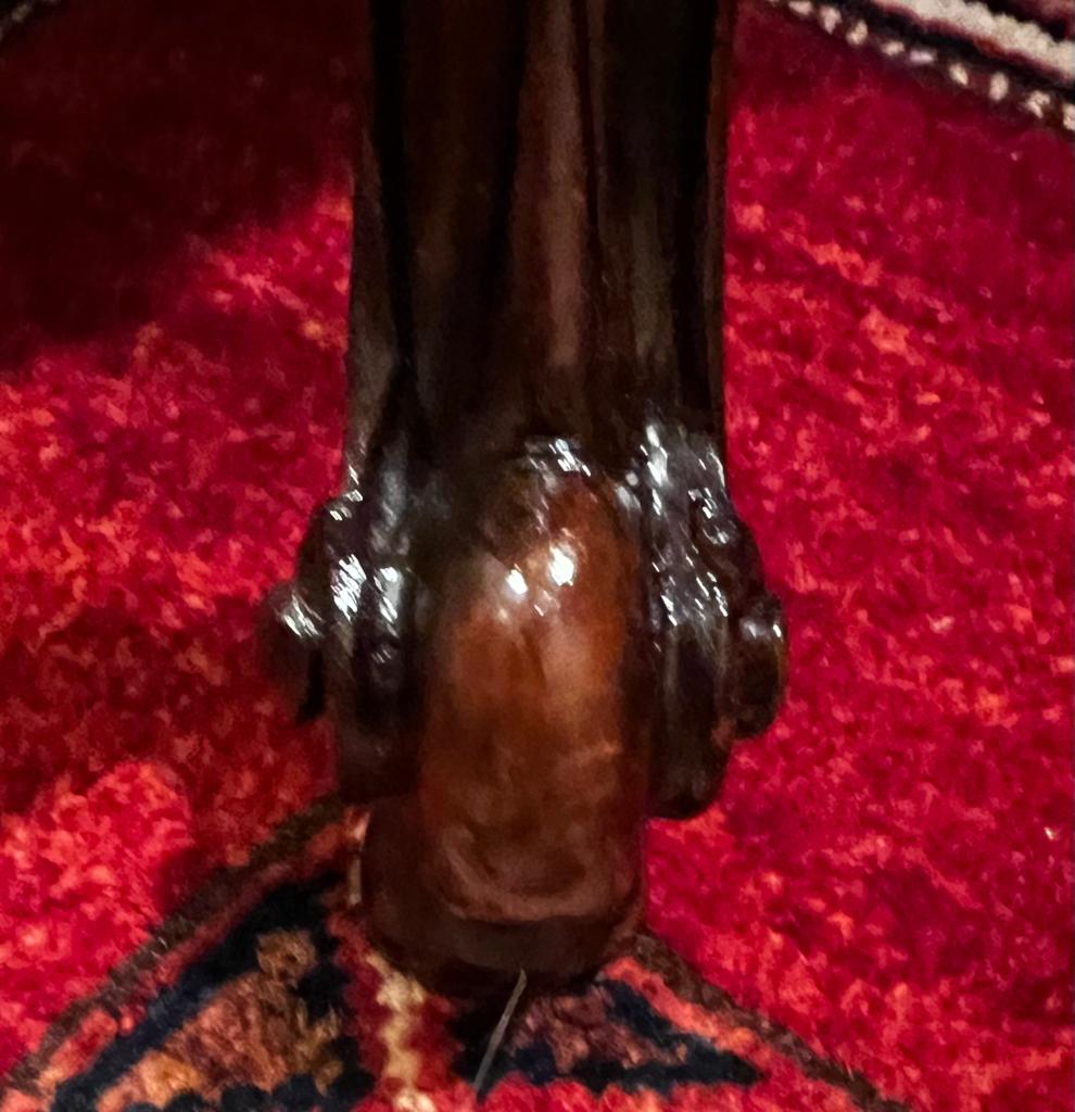Ces élégants tabourets anciens (Tabouret) sont fabriqués à la main en bois de noyer vers 1790-1810. Ils ont des pieds courbés d'une élégance extrêmement raffinée et sont très confortables pour s'asseoir. Ils peuvent être utilisés aussi bien dans le