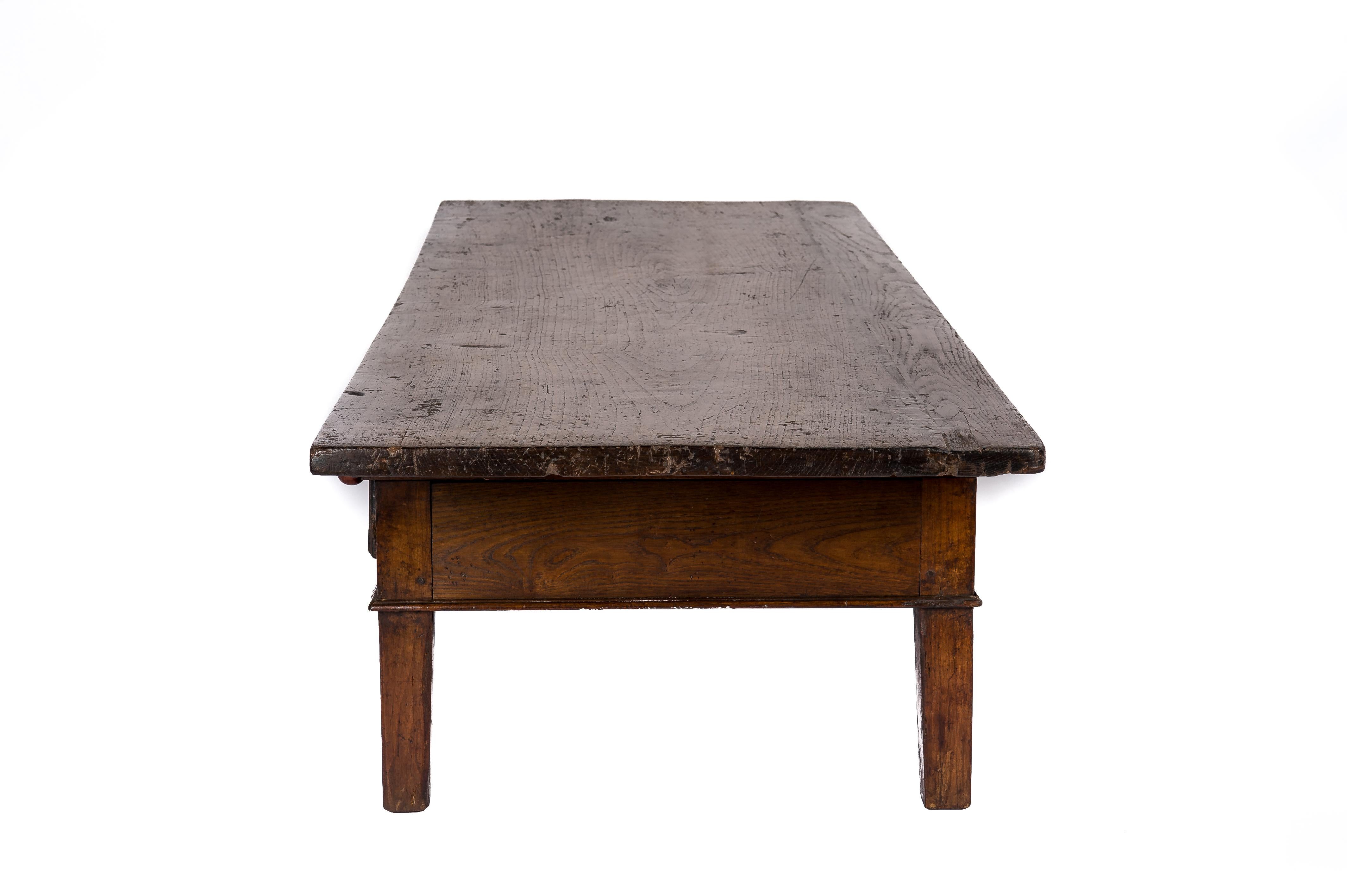 Polished Antique Late 18th-Century Rustic Spanish Warm Brown Chestnut Coffee Table