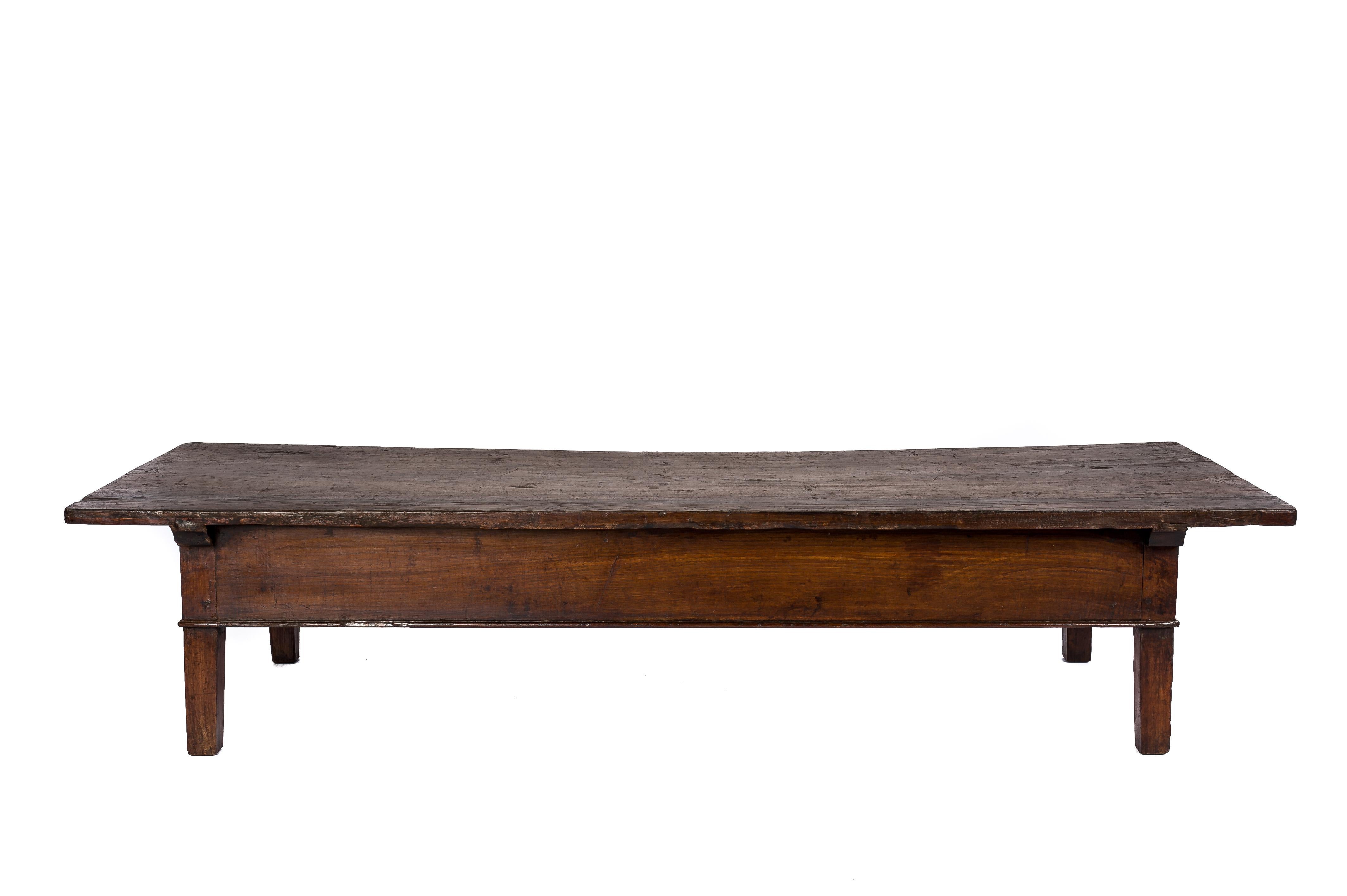 Antique Late 18th-Century Rustic Spanish Warm Brown Chestnut Coffee Table In Good Condition In Casteren, NL