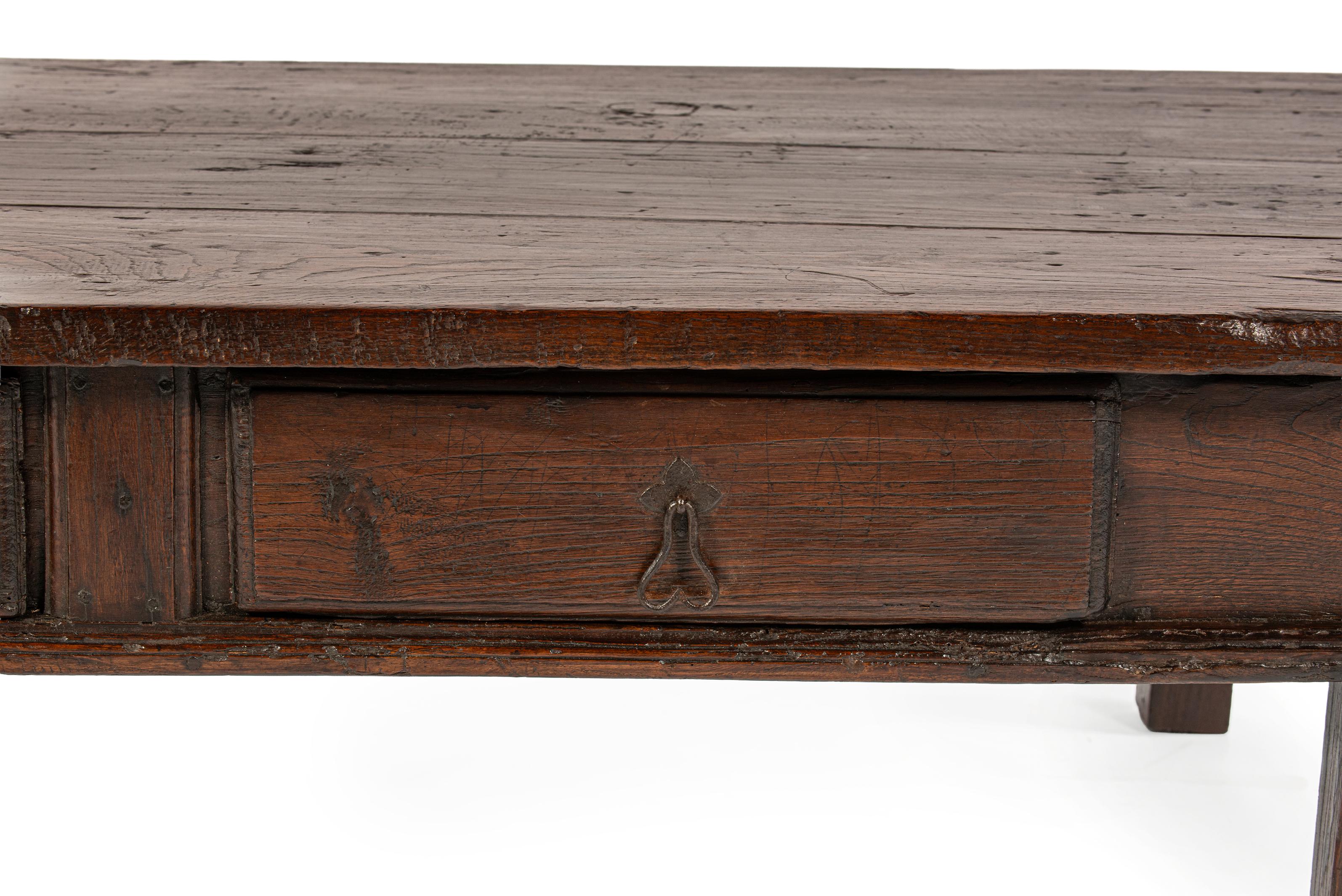 Table basse ancienne de la fin du 18e siècle en châtaignier massif d'Espagne, marron chaud en vente 2