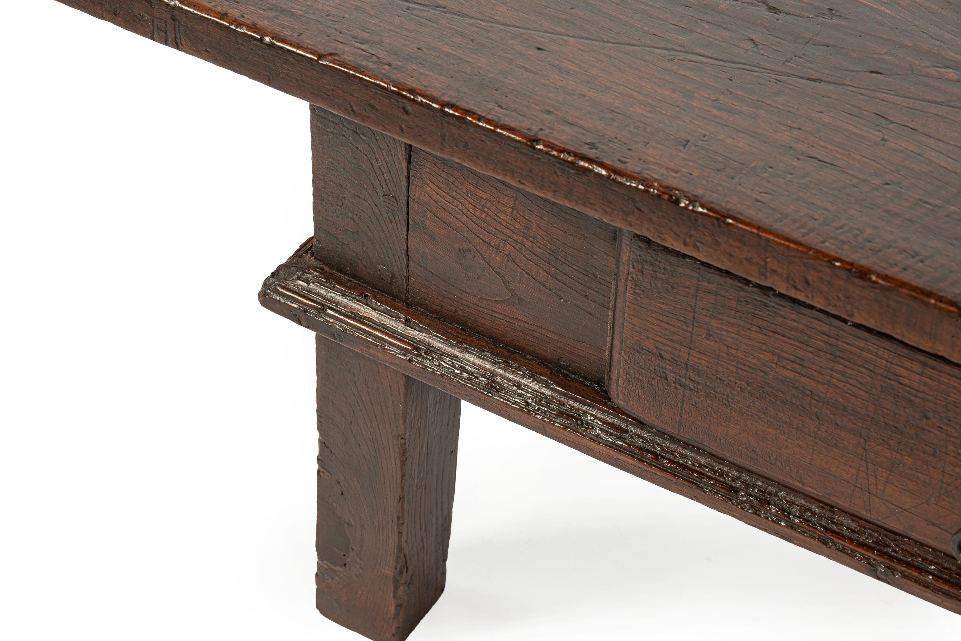 Table basse ancienne de la fin du 18e siècle en châtaignier massif d'Espagne, marron chaud en vente 3