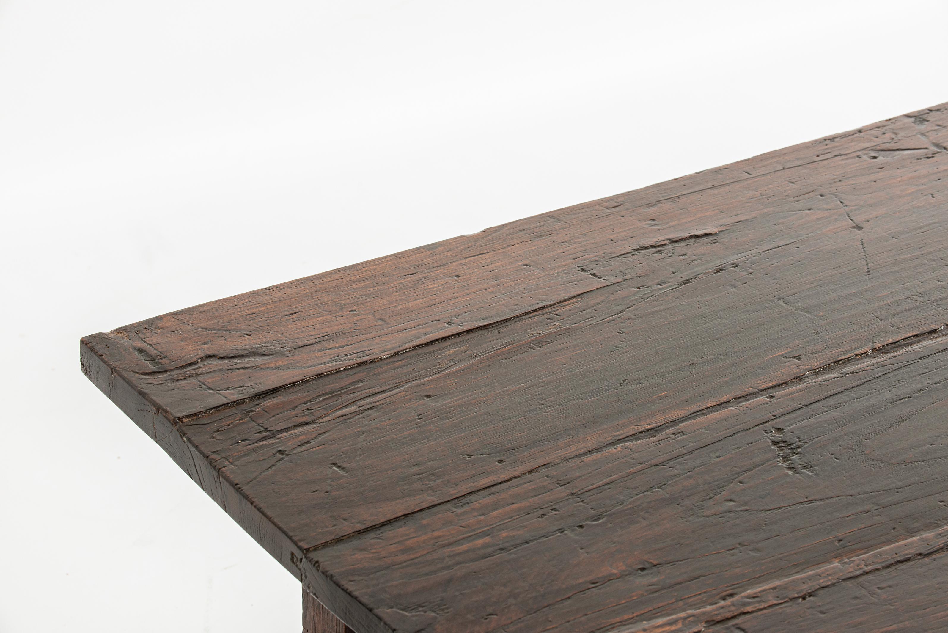 Table basse ancienne de la fin du 18e siècle en châtaignier massif d'Espagne, marron chaud en vente 4