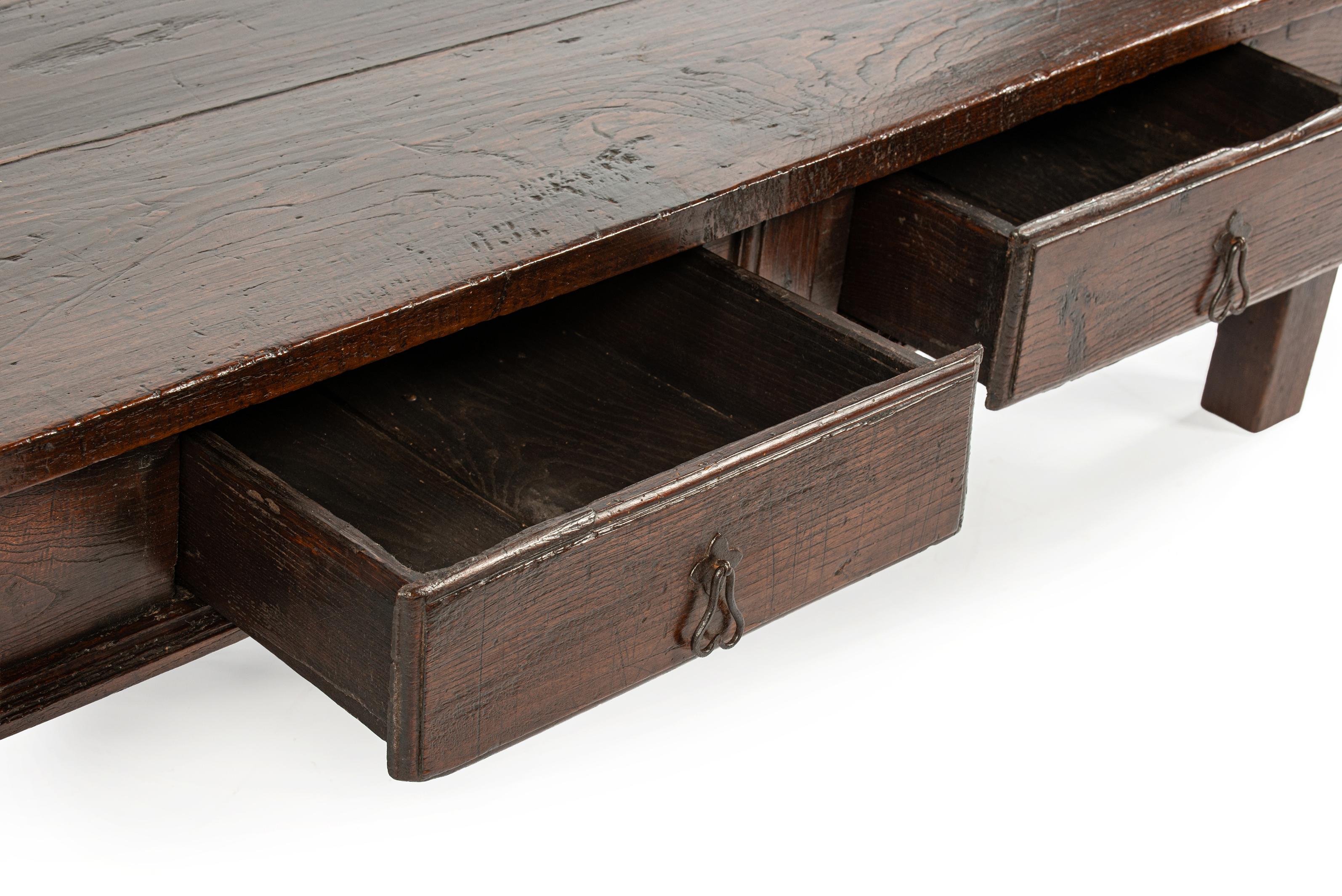 Table basse ancienne de la fin du 18e siècle en châtaignier massif d'Espagne, marron chaud en vente 5
