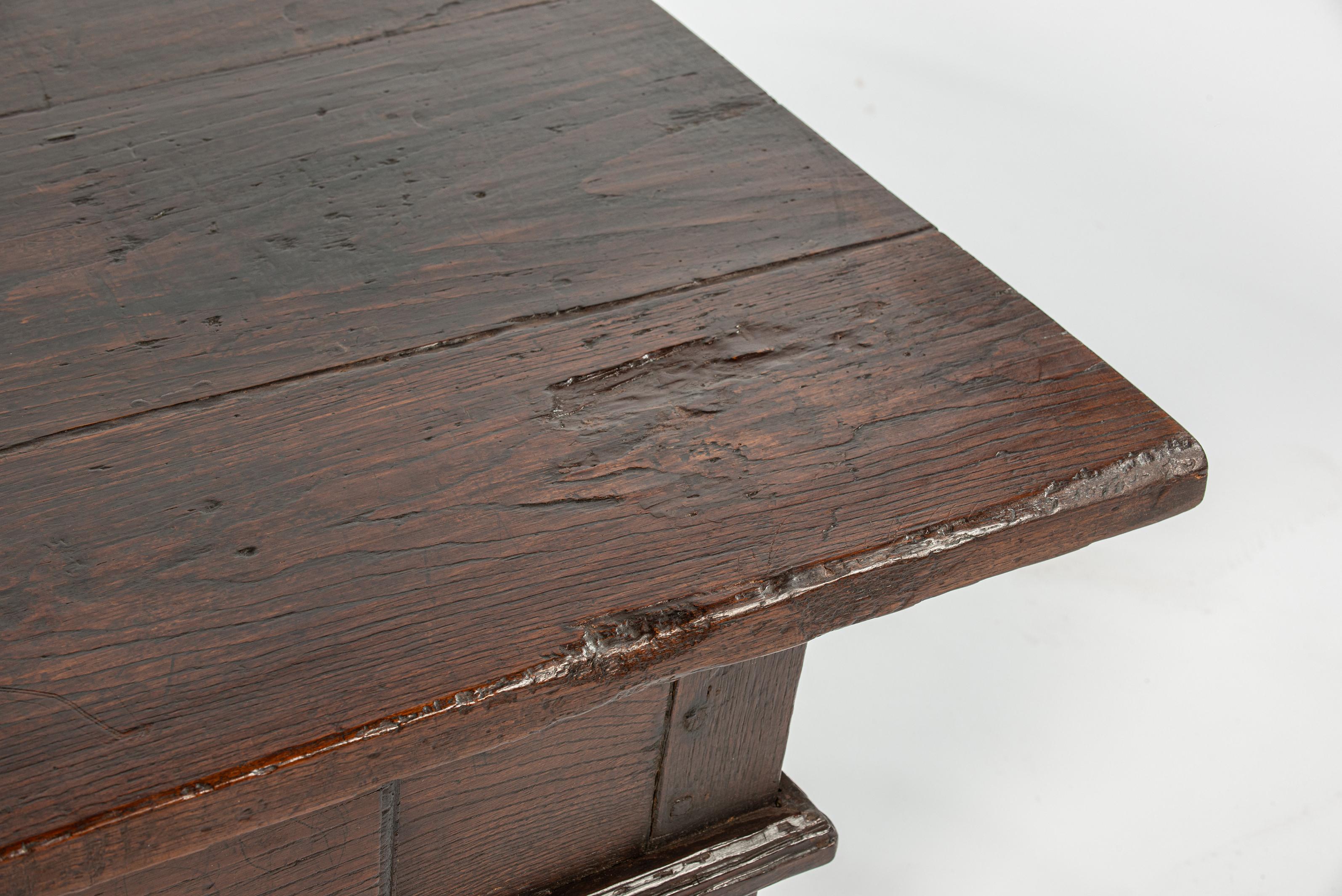 Table basse ancienne de la fin du 18e siècle en châtaignier massif d'Espagne, marron chaud en vente 6