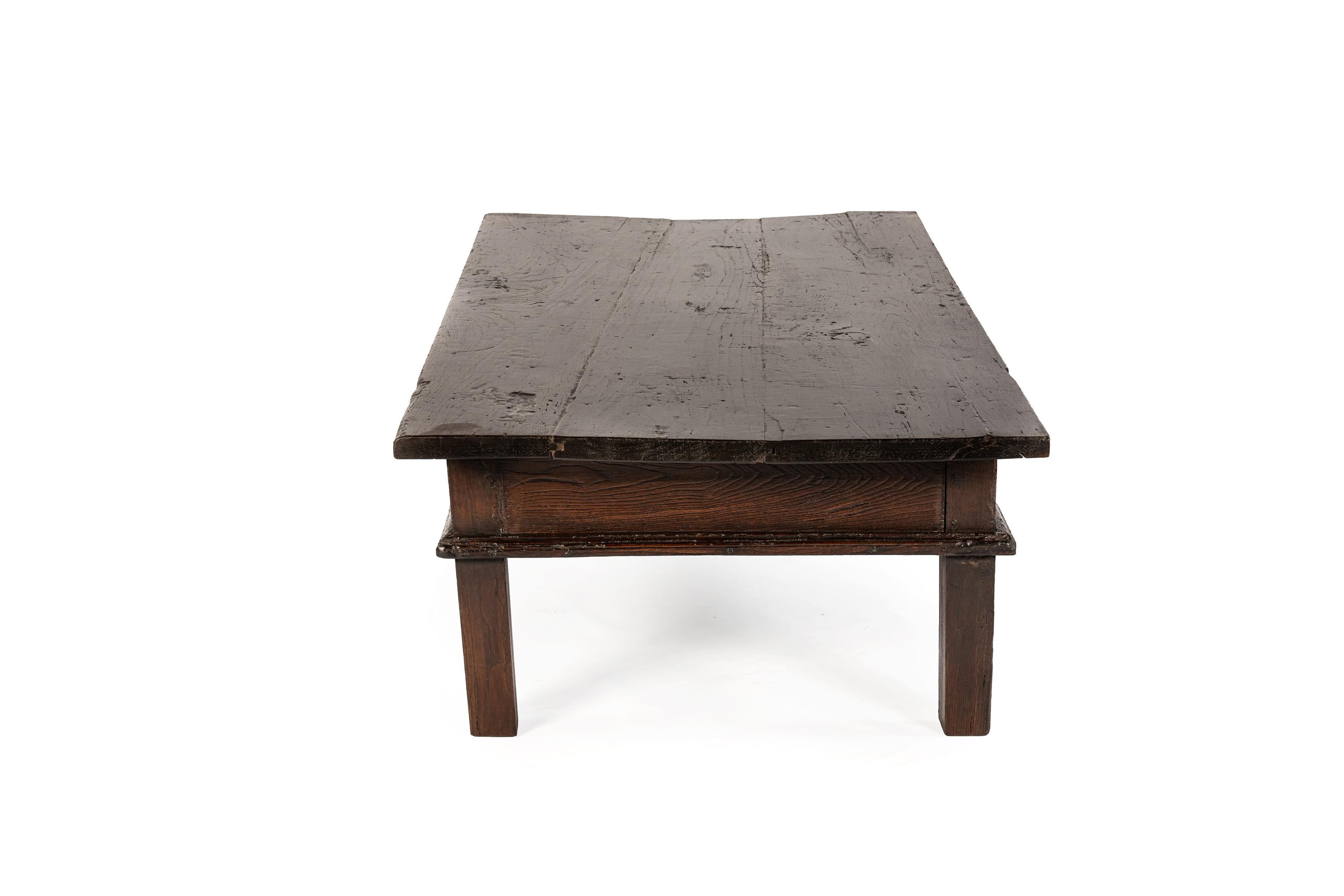 Rustique Table basse ancienne de la fin du 18e siècle en châtaignier massif d'Espagne, marron chaud en vente