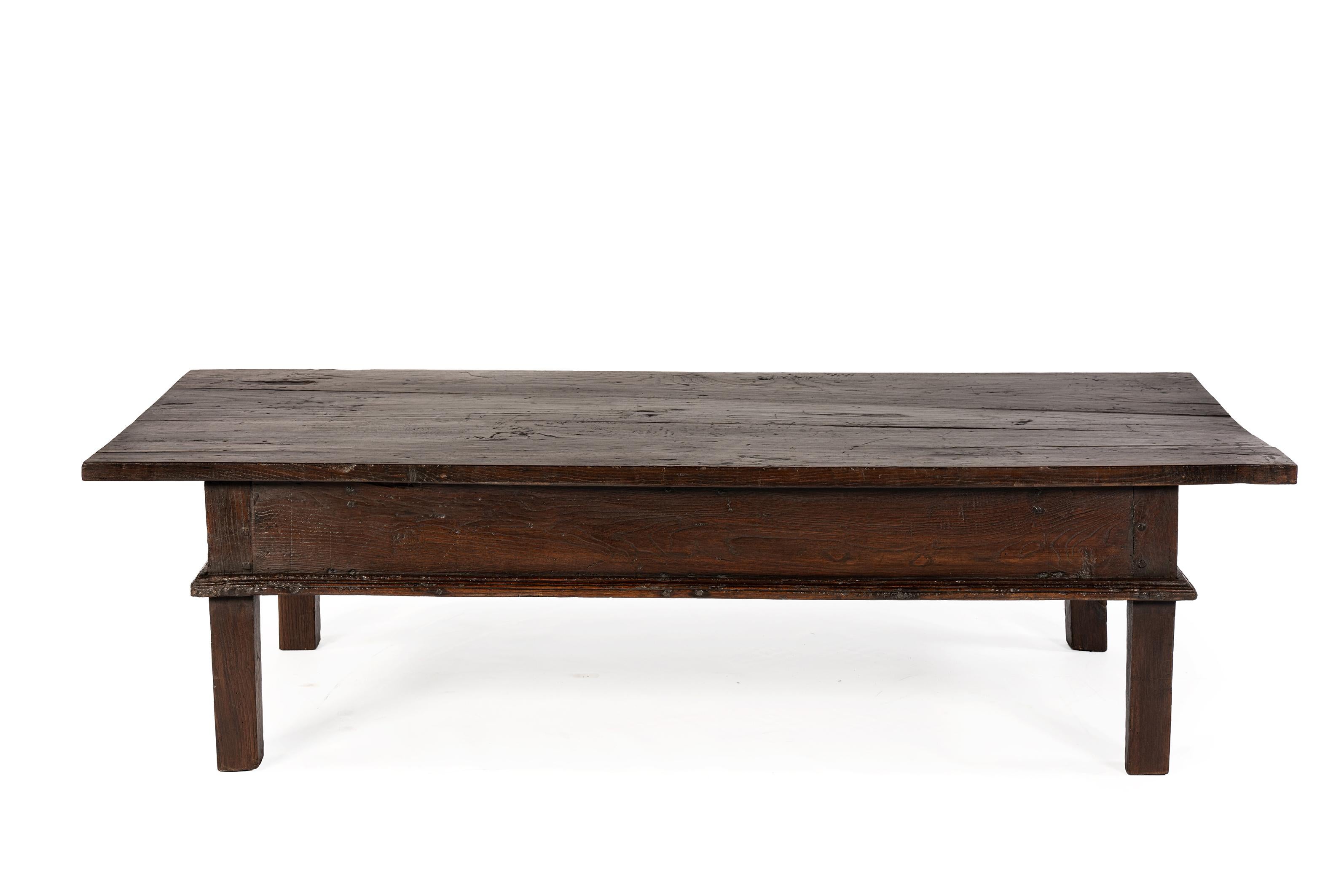 Espagnol Table basse ancienne de la fin du 18e siècle en châtaignier massif d'Espagne, marron chaud en vente