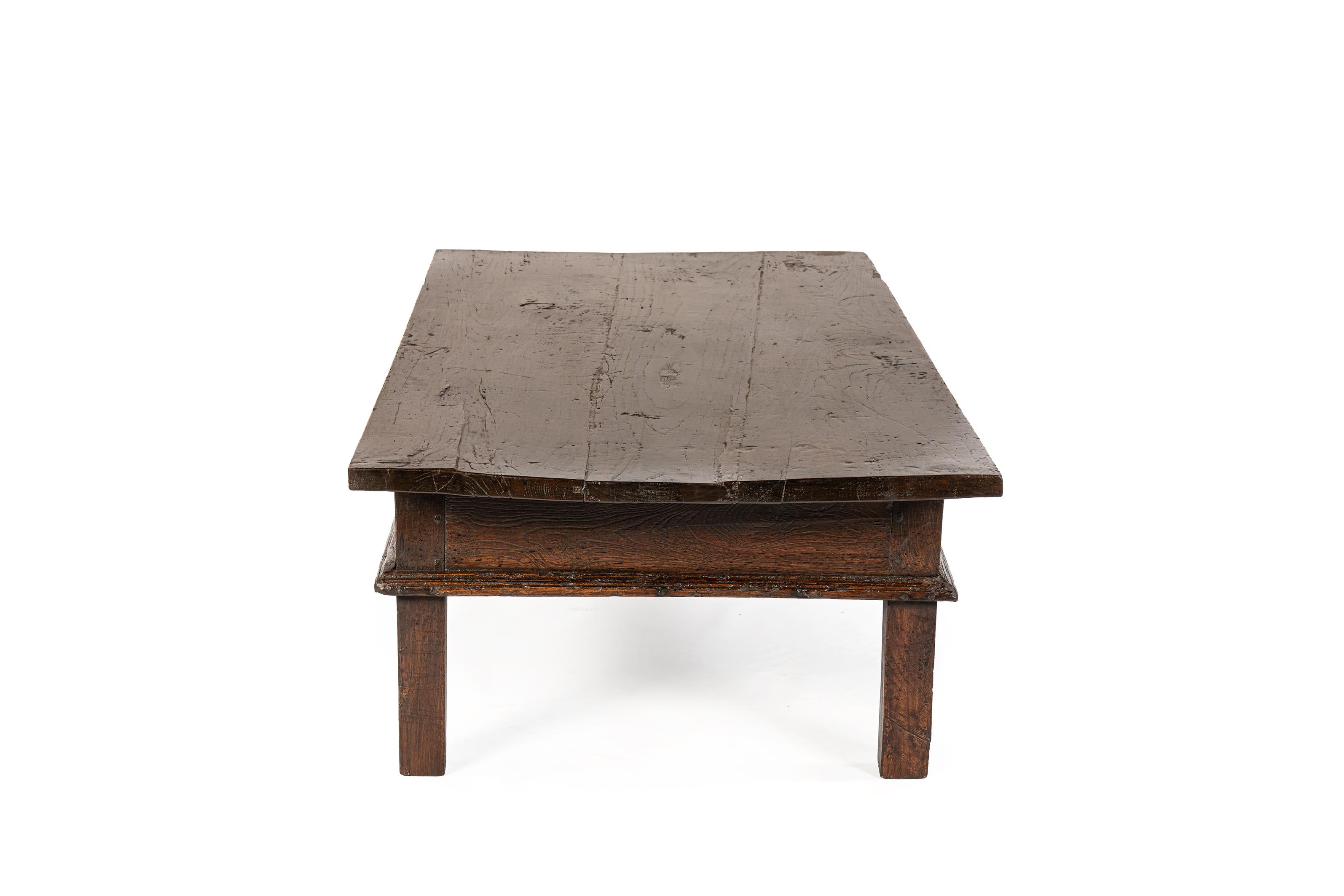 Forgé Table basse ancienne de la fin du 18e siècle en châtaignier massif d'Espagne, marron chaud en vente