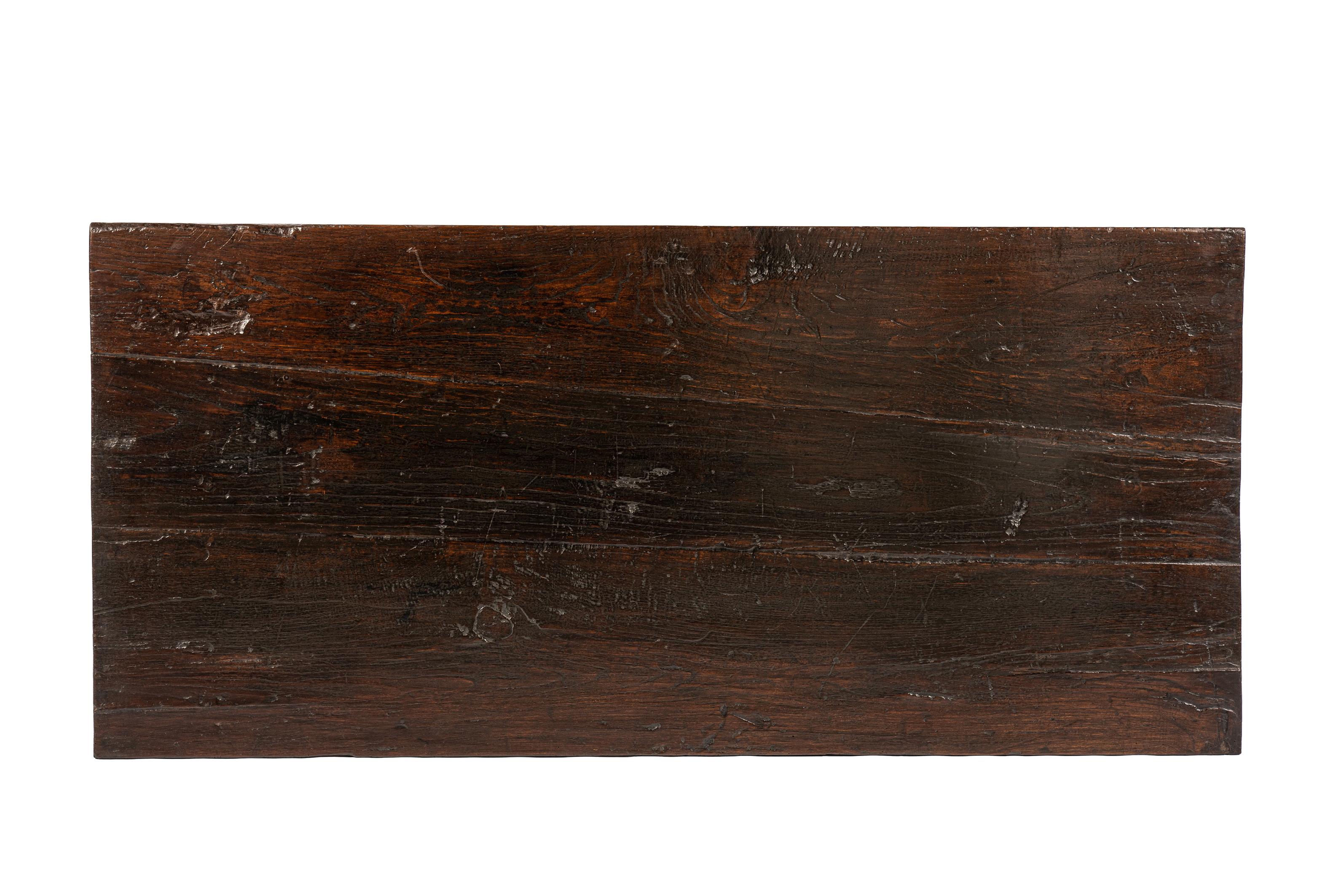 Table basse ancienne de la fin du 18e siècle en châtaignier massif d'Espagne, marron chaud Bon état - En vente à Casteren, NL