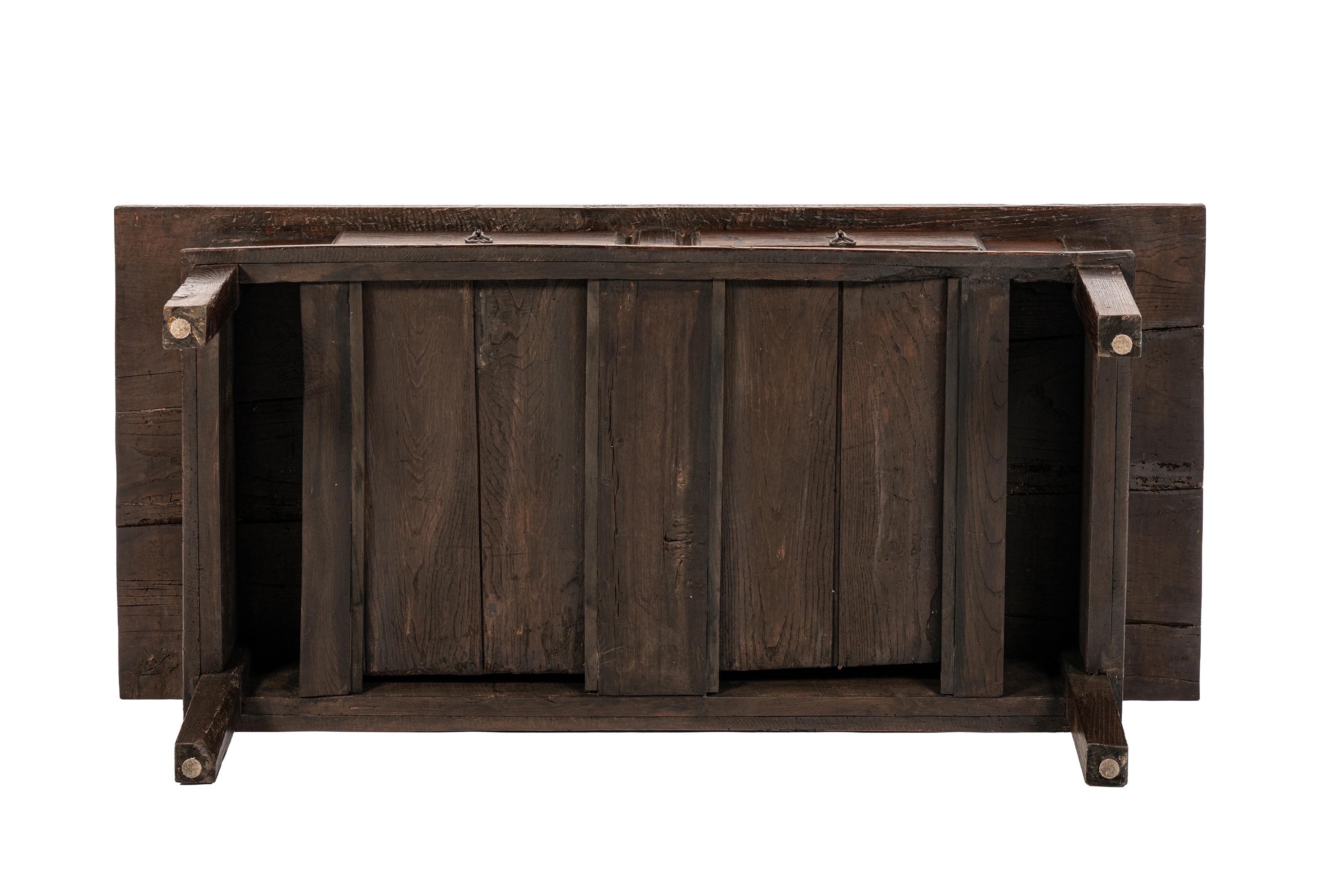 XVIIIe siècle Table basse ancienne de la fin du 18e siècle en châtaignier massif d'Espagne, marron chaud en vente